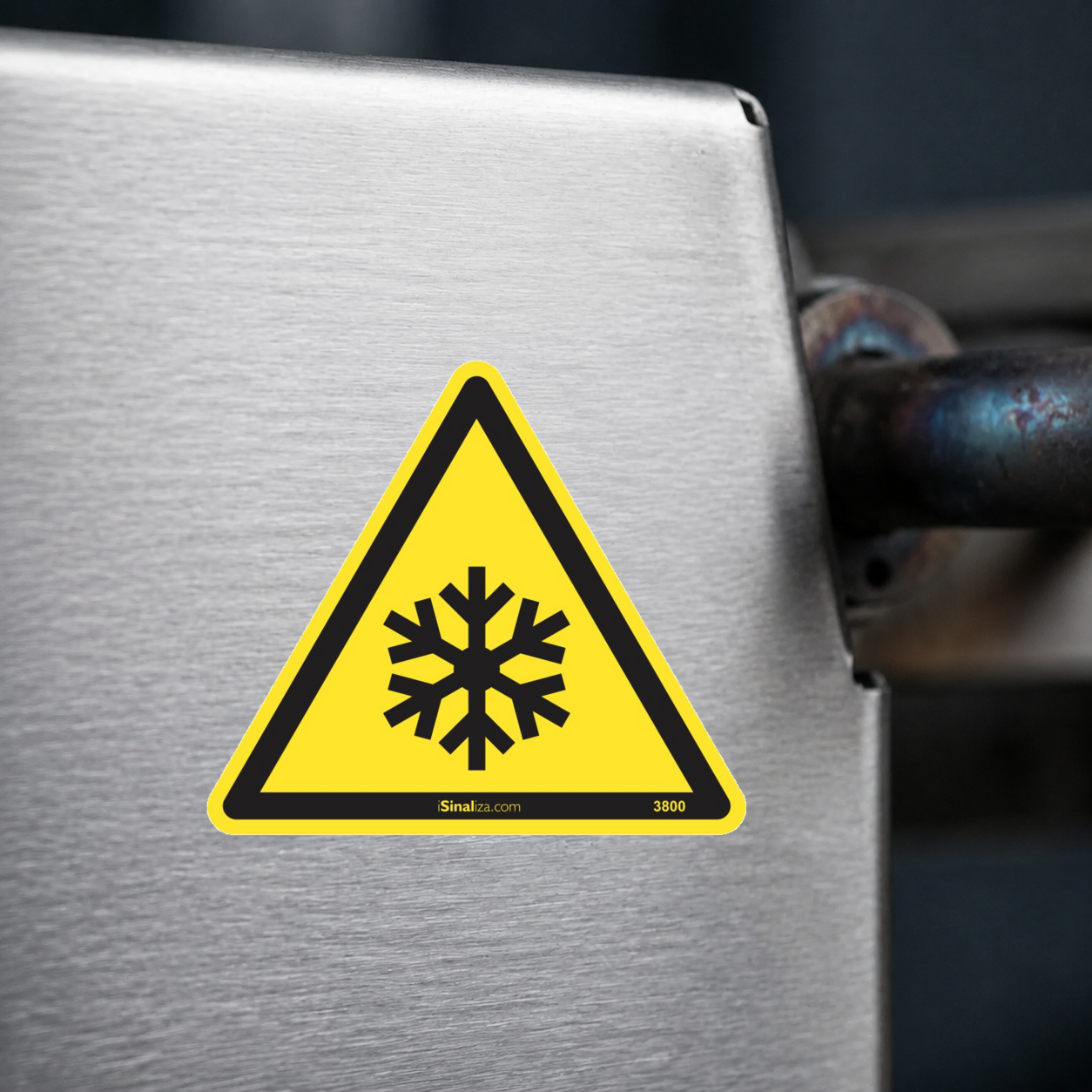 Close-up de etiqueta aplicada em máquina ou equipamento industrial (até 8 × 8 cm) - Etiqueta de Segurança "Risco de Congelamento" - (Embalagem com 10 unidades)