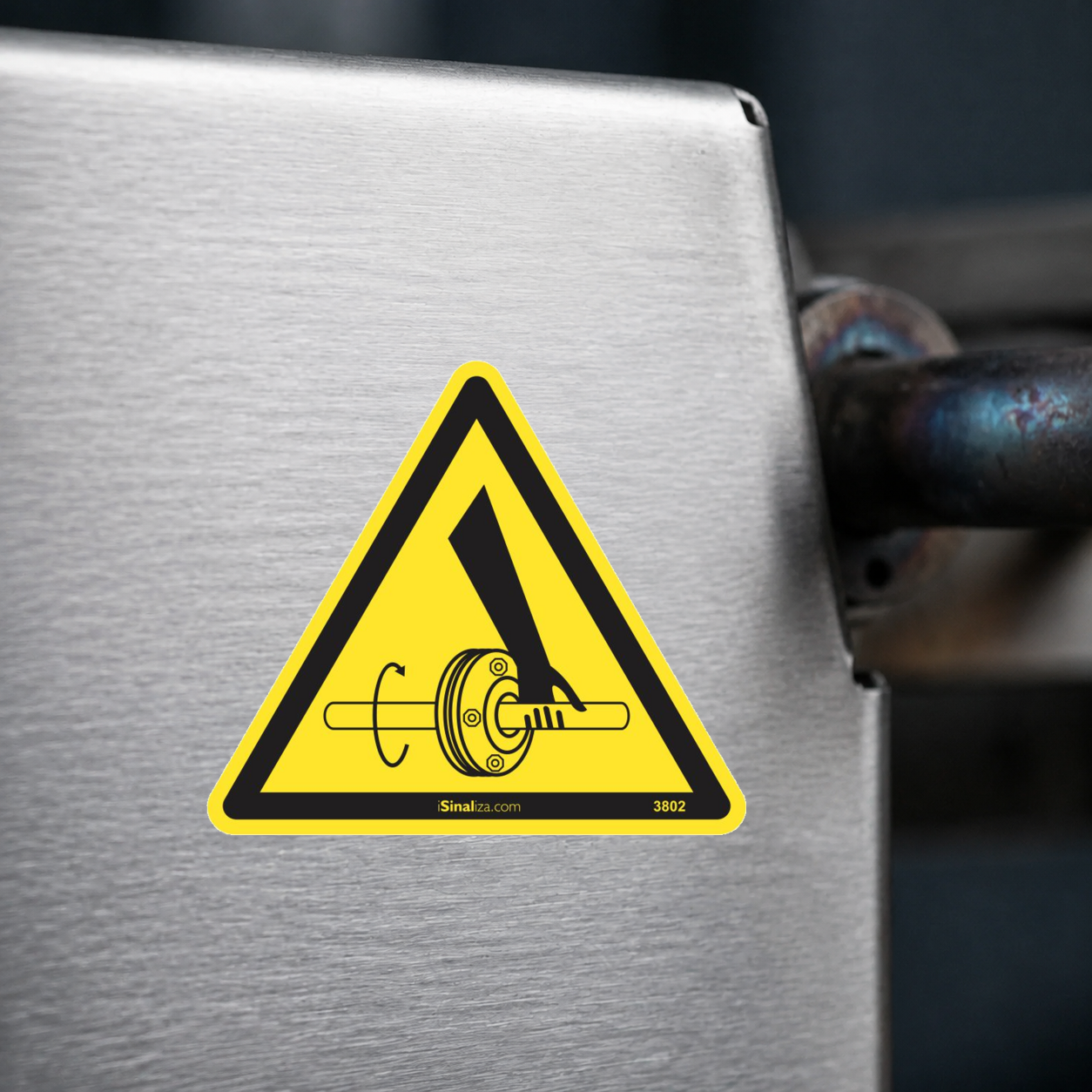 Close-up de etiqueta aplicada em máquina ou equipamento industrial (até 8 × 8 cm) - Etiqueta de Segurança "Risco de Corte por Eixo Rotatório" - (Embalagem com 10 unidades)