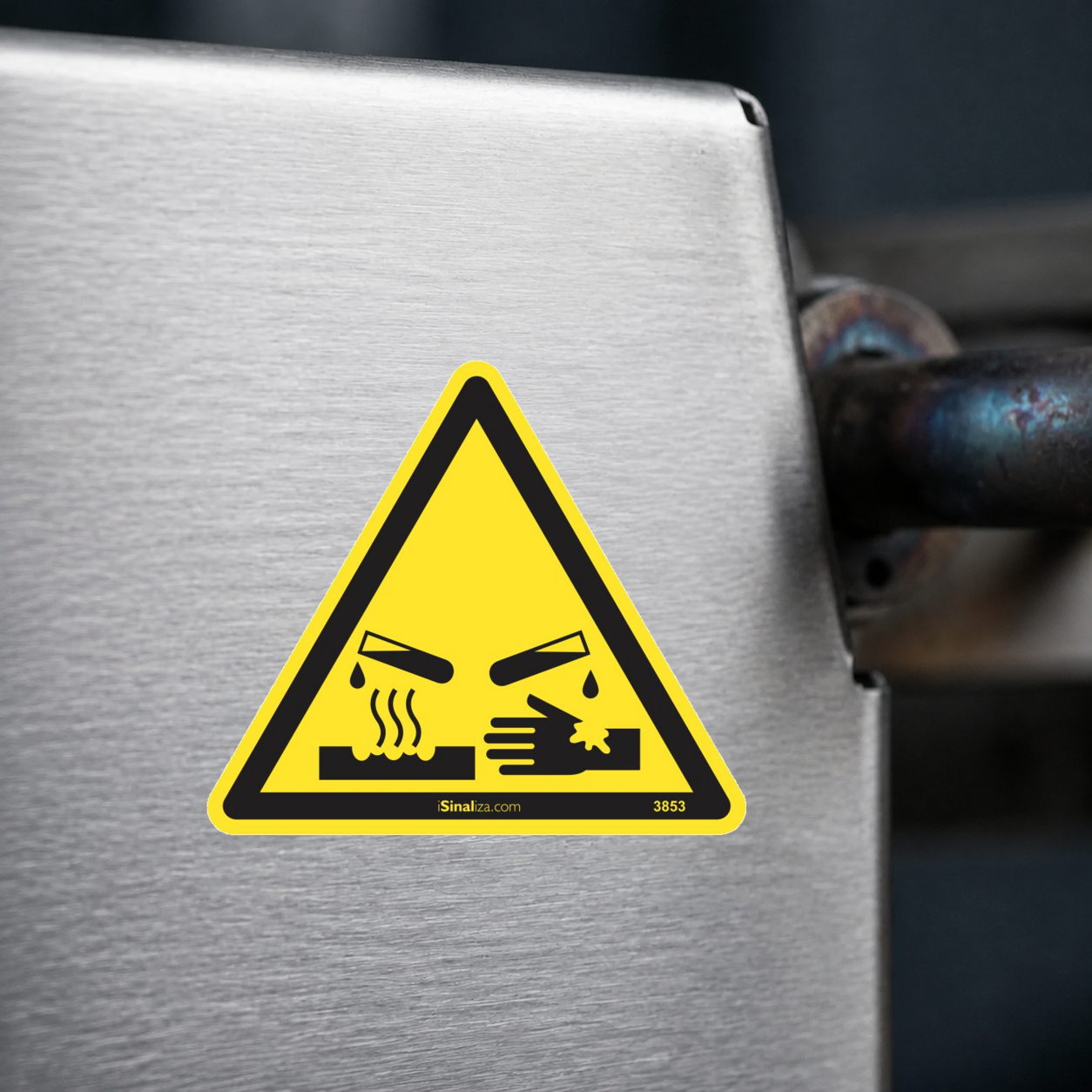 Close-up de etiqueta aplicada em máquina ou equipamento industrial (até 8 × 8 cm) - Etiqueta de Segurança "Material Corrosivo" - (Embalagem com 10 unidades)
