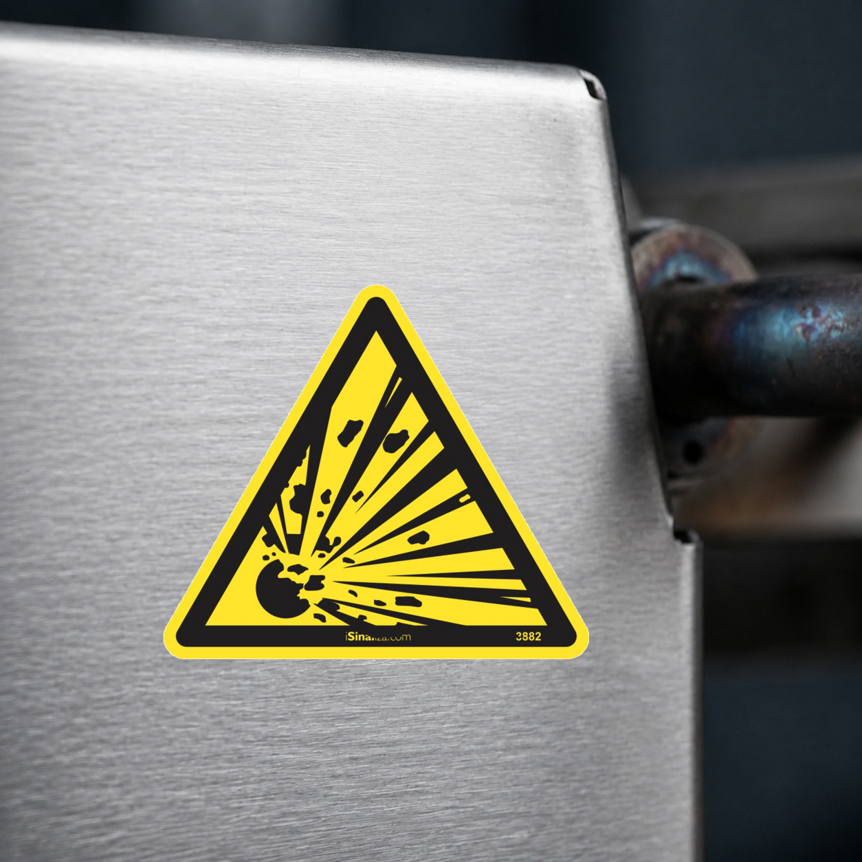 Close-up de etiqueta aplicada em máquina ou equipamento industrial (até 8 × 8 cm) - Etiqueta de Segurança "Material Explosivo" - (Embalagem com 10 unidades)