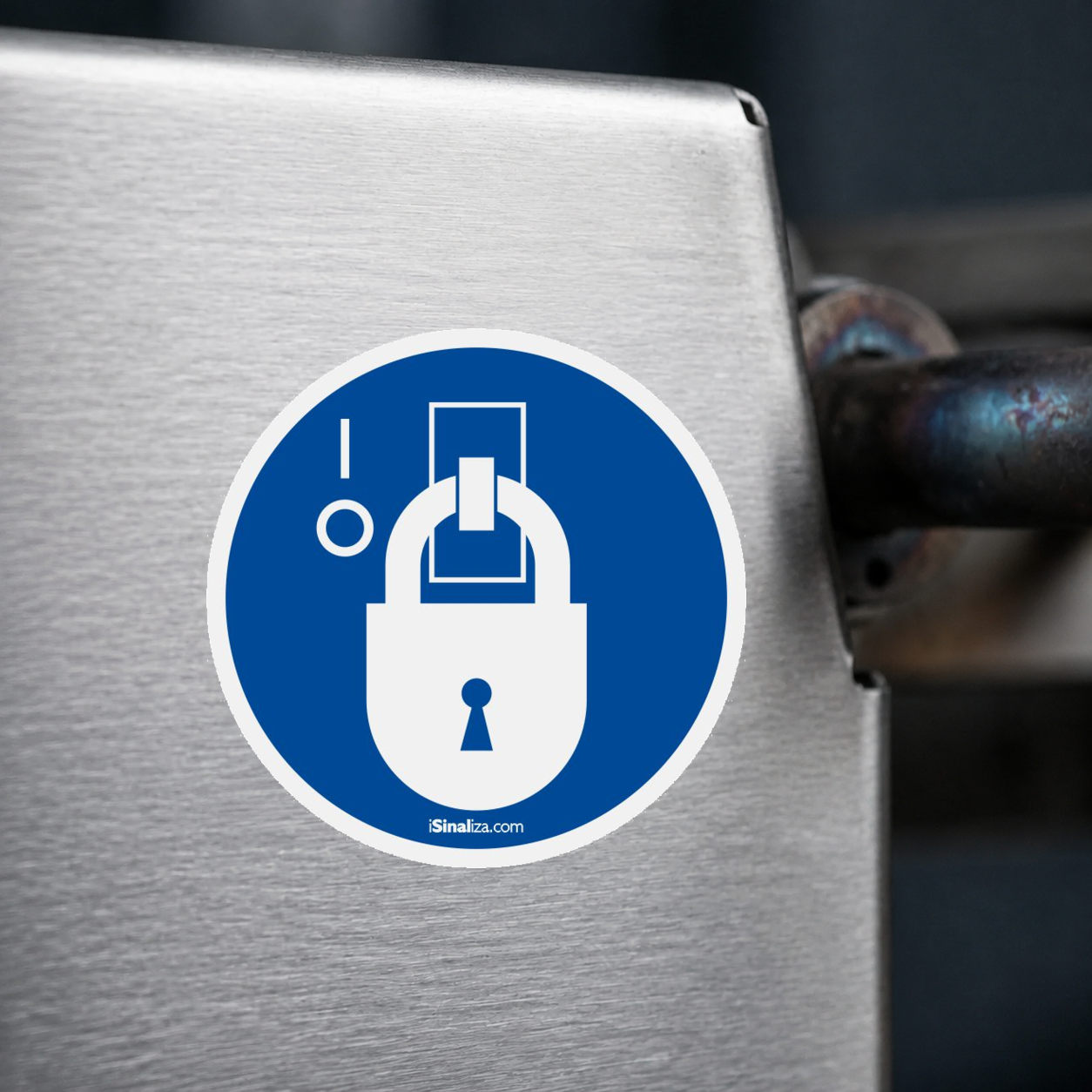 Close-up de etiqueta aplicada em máquina ou equipamento industrial, sem textura e com borda original preservada (até 8 × 8 cm) - Etiqueta de Segurança "Bloqueio Obrigatório" - (Embalagem com 10 unidades)