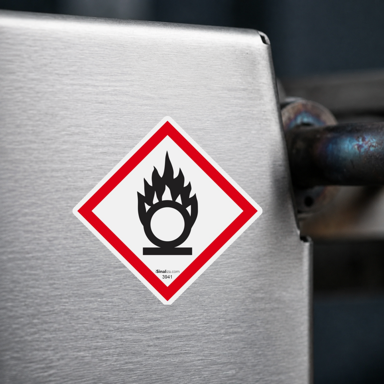 Close-up de etiqueta aplicada em máquina ou equipamento industrial, sem textura e com borda original preservada (até 8 × 8 cm) - Etiqueta de Segurança GHS "Oxidante" - (Embalagem com 10 unidades)