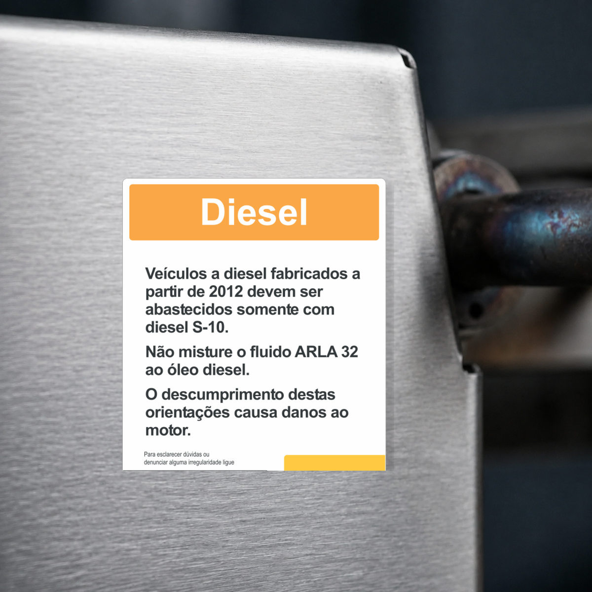 Close-up de etiqueta aplicada em máquina ou equipamento industrial (até 8 × 8 cm) - Adesivo ANP - Bombas de Diesel 15x20 cm (Adesivo Industrial)