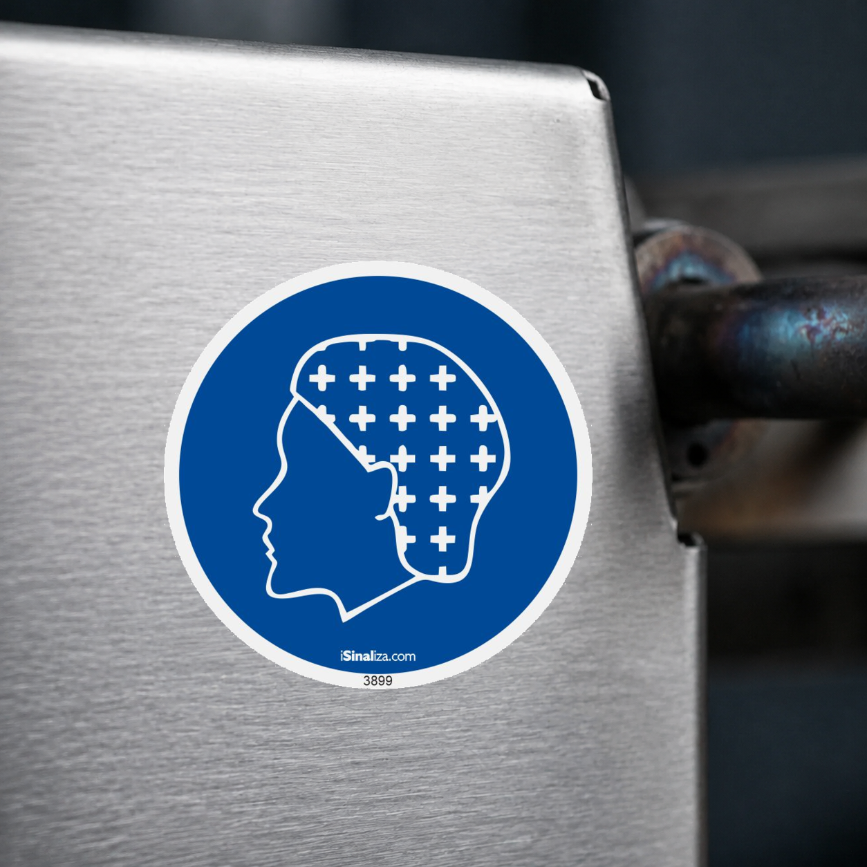 Close-up de etiqueta aplicada em máquina ou equipamento industrial, sem textura e com borda original preservada (até 8 × 8 cm) - Etiqueta de Segurança "Obrigatório o Uso de Touca" - (Embalagem com 10 unidades)