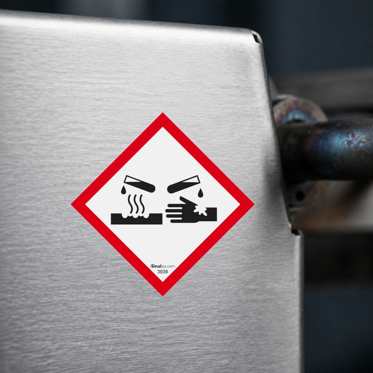 Close-up de etiqueta aplicada em máquina ou equipamento industrial (até 8 × 8 cm) - Etiqueta de Segurança GHS "Corrosivo" - (Embalagem com 10 unidades)