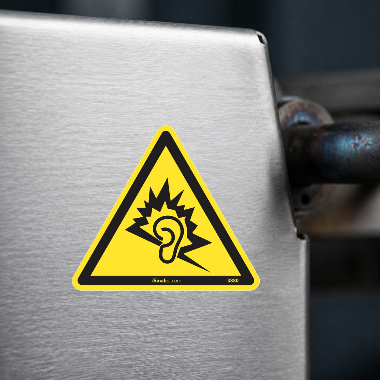 Close-up de etiqueta aplicada em máquina ou equipamento industrial (até 8 × 8 cm) - Etiqueta de Segurança "Alto Nível de Ruído" - (Embalagem com 10 unidades)