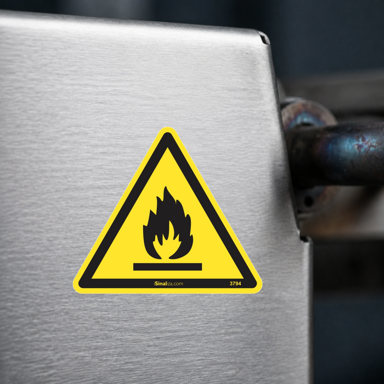 Close-up de etiqueta aplicada em máquina ou equipamento industrial (até 8 × 8 cm) - Etiqueta de Segurança "Risco de Incêndio" - (Embalagem com 10 unidades)