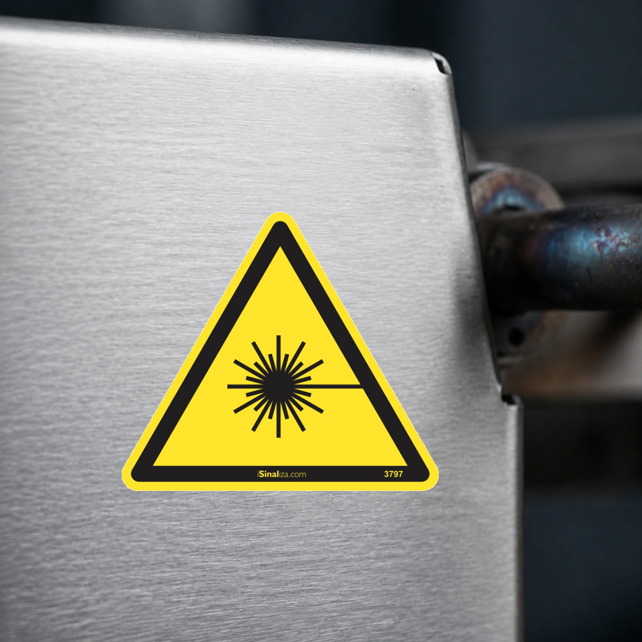 Close-up de etiqueta aplicada em máquina ou equipamento industrial (até 8 × 8 cm) - Etiqueta de Segurança "Raio Laser" - (Embalagem com 10 unidades)