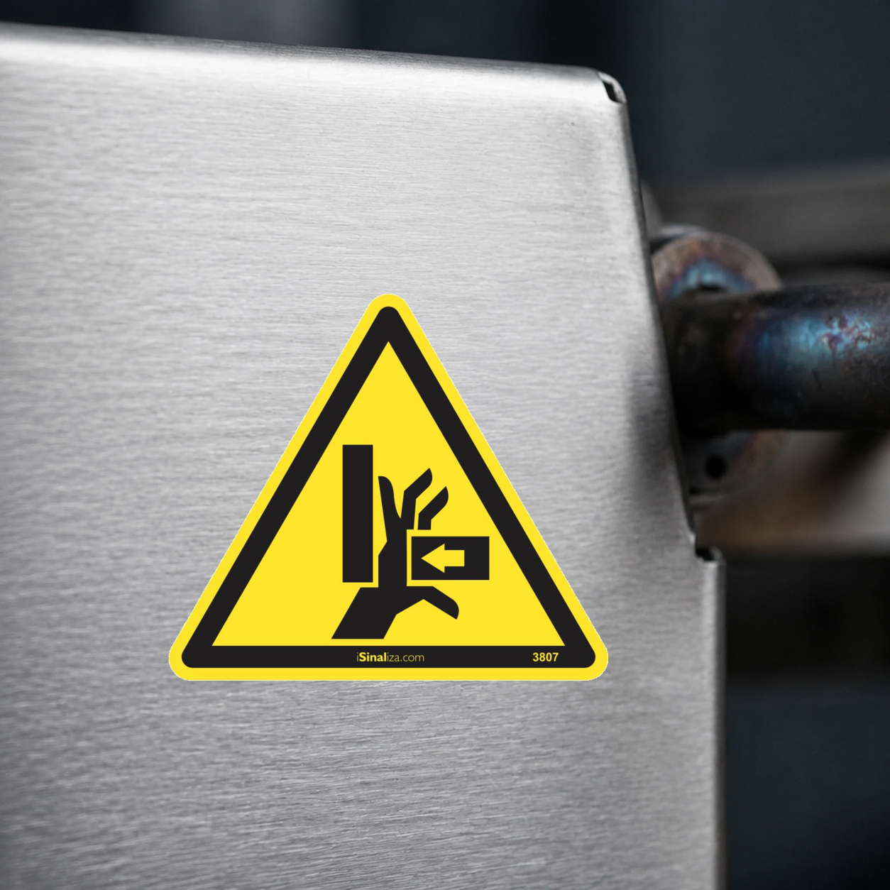 Close-up de etiqueta aplicada em máquina ou equipamento industrial (até 8 × 8 cm) - Etiqueta de Segurança "Esmagamento de Mão - Força Lateral" - (Embalagem com 10 unidades)