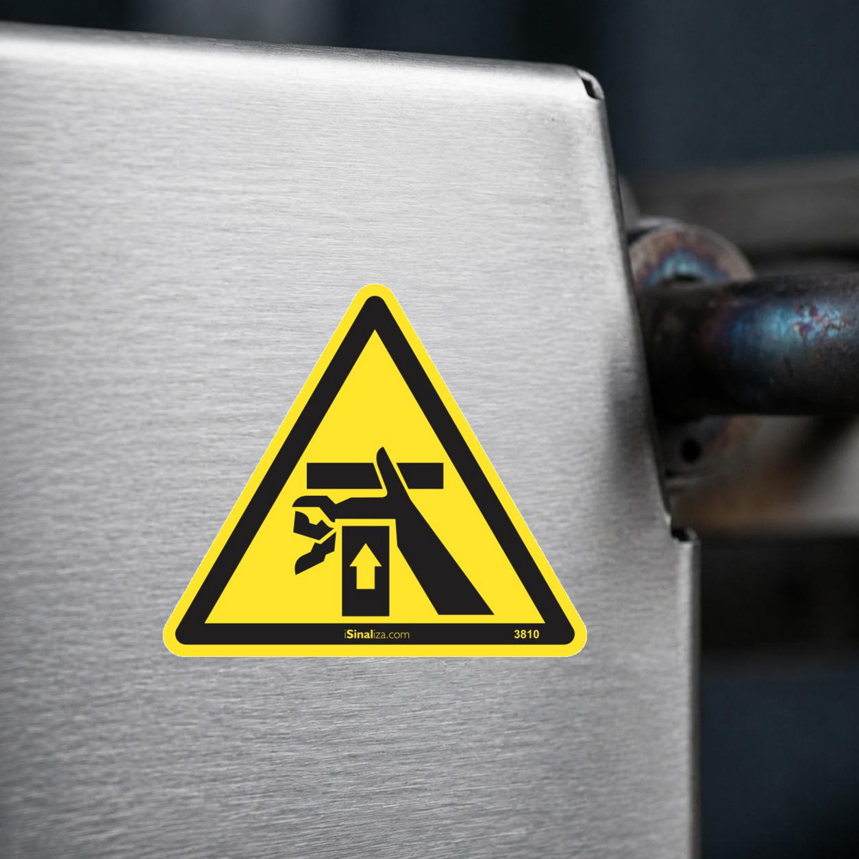 Close-up de etiqueta aplicada em máquina ou equipamento industrial (até 8 × 8 cm) - Etiqueta de Segurança "Esmagamento de Mão - Força Vertical de Baixo" - (Embalagem com 10 unidades)