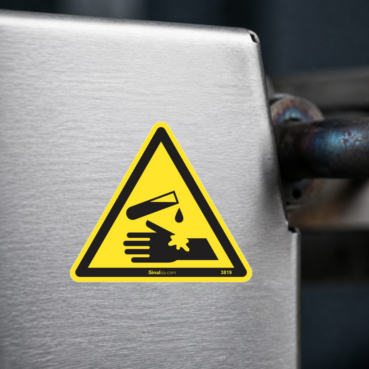 Close-up de etiqueta aplicada em máquina ou equipamento industrial (até 8 × 8 cm) - Etiqueta de Segurança "Risco de Material Corrosivo" - (Embalagem com 10 unidades)