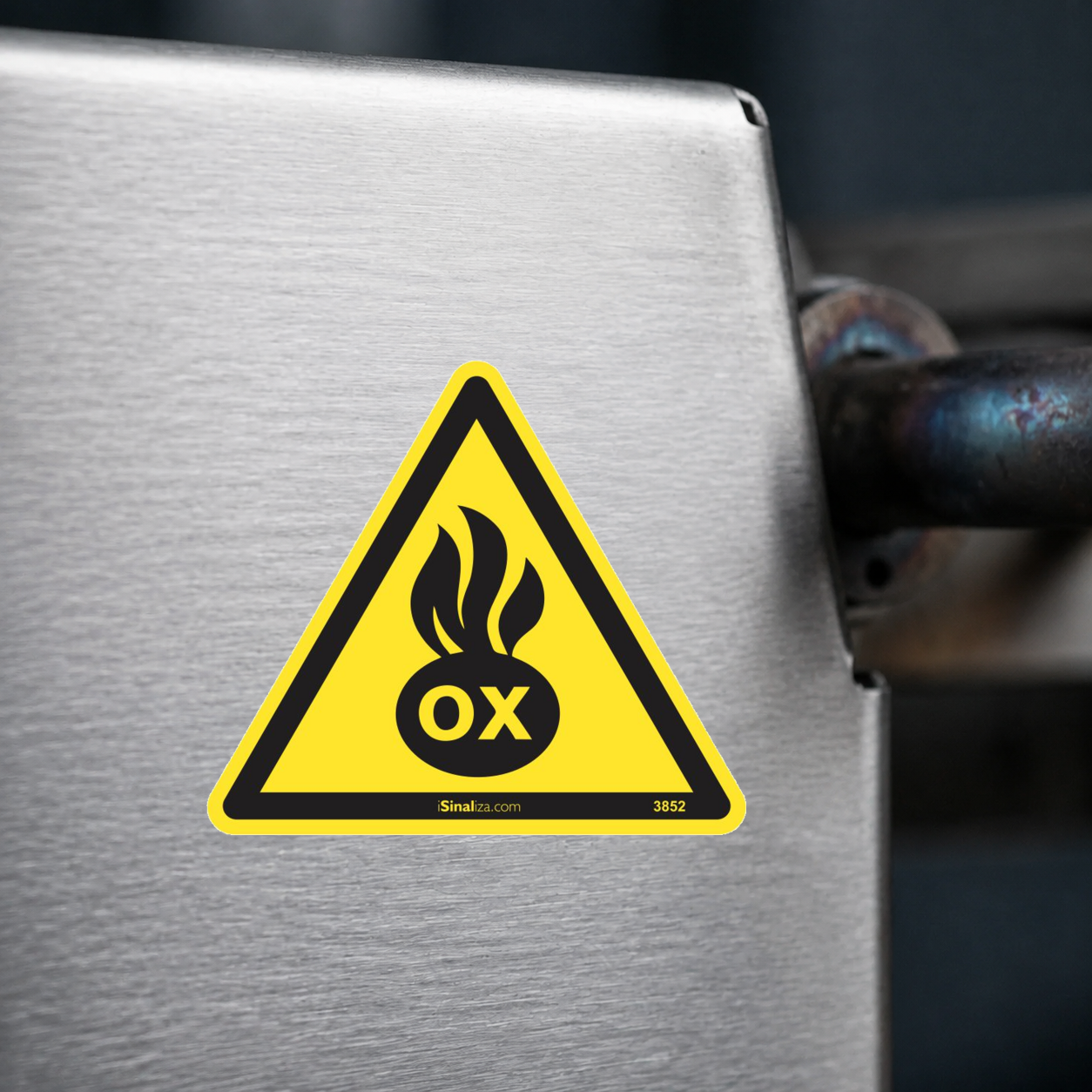 Close-up de etiqueta aplicada em máquina ou equipamento industrial (até 8 × 8 cm) - Etiqueta de Segurança "Materiais Oxidantes" - (Embalagem com 10 unidades)