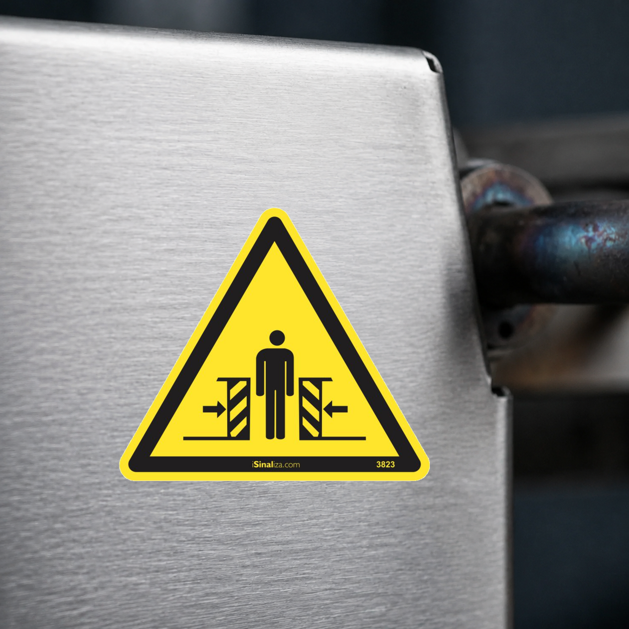 Close-up de etiqueta aplicada em máquina ou equipamento industrial (até 8 × 8 cm) - Etiqueta de Segurança "Risco de Esmagamento" - (Embalagem com 10 unidades)