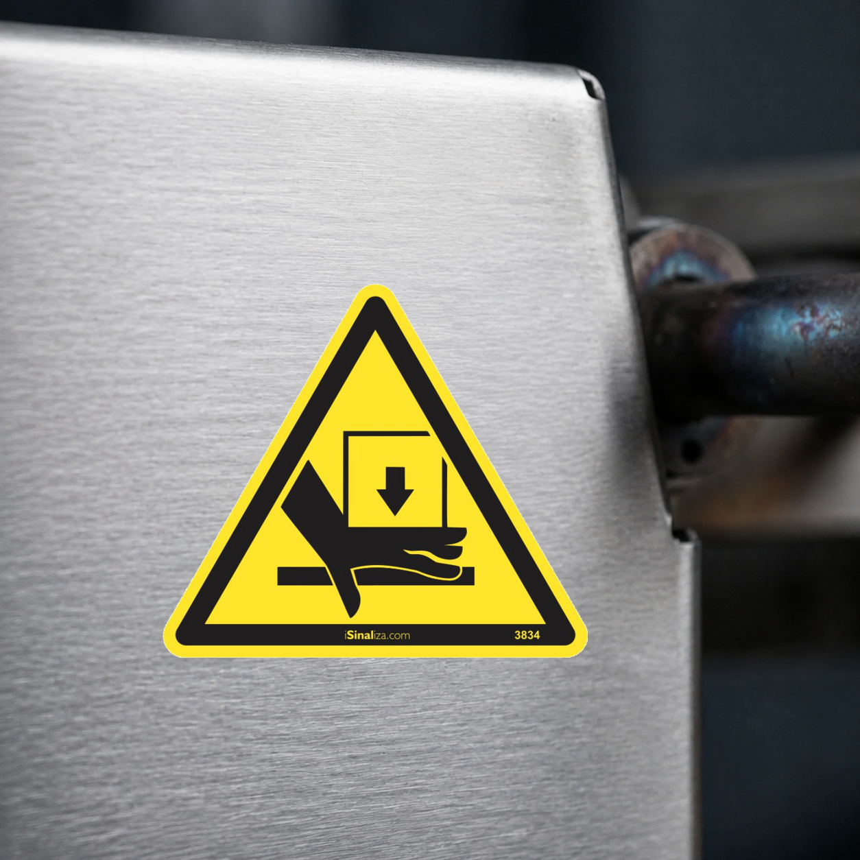 Close-up de etiqueta aplicada em máquina ou equipamento industrial (até 8 × 8 cm) - Etiqueta de Segurança "Esmagamento de Mão - Força Vertical" - (Embalagem com 10 unidades)