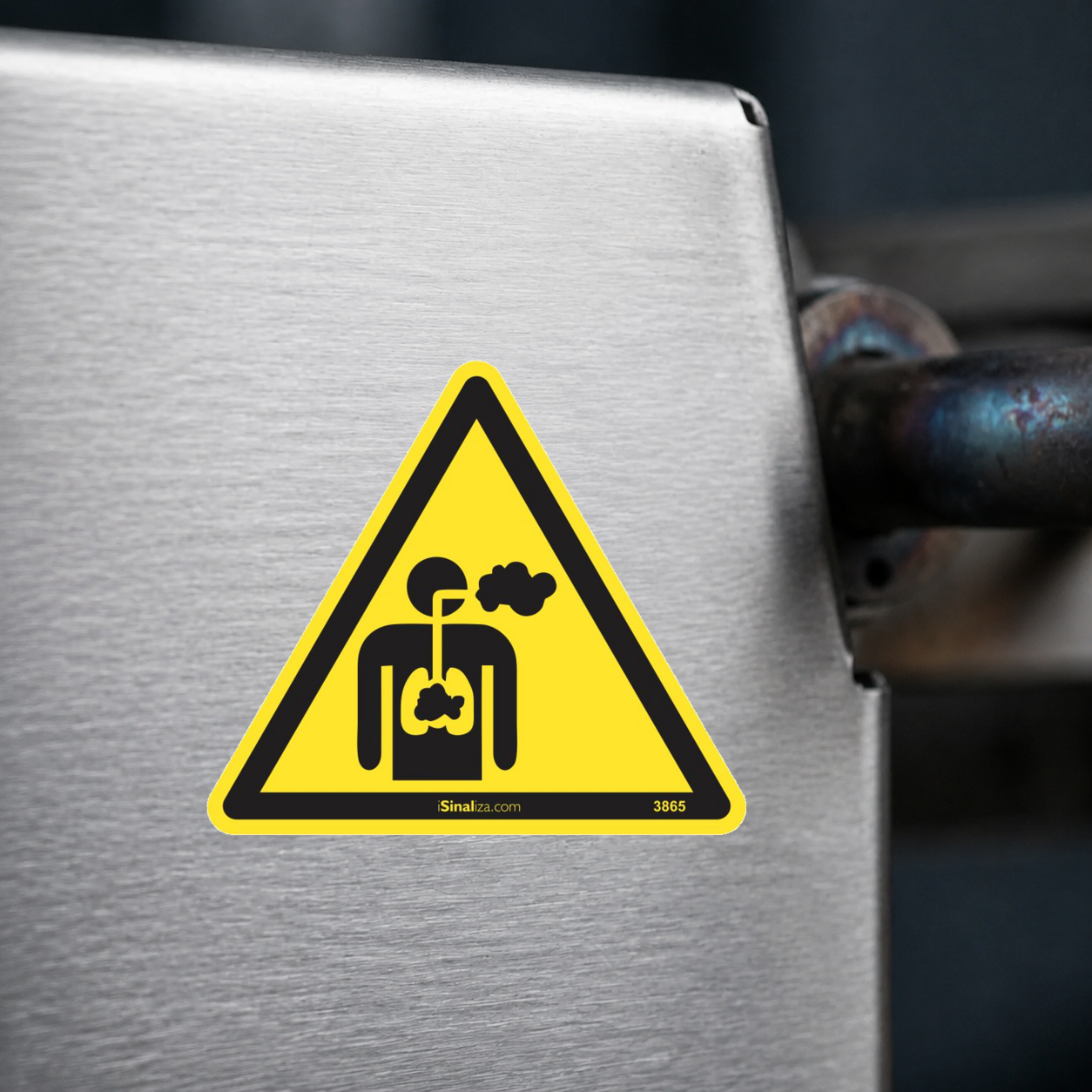 Close-up de etiqueta aplicada em máquina ou equipamento industrial (até 8 × 8 cm) - Etiqueta de Segurança "Risco de Inalação de Gases" - (Embalagem com 10 unidades)