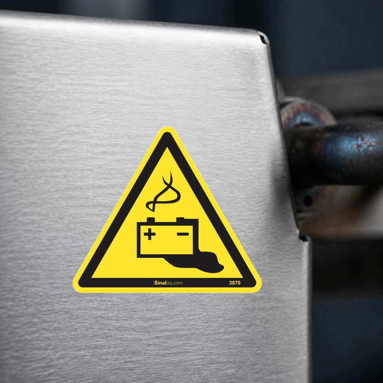 Close-up de etiqueta aplicada em máquina ou equipamento industrial (até 8 × 8 cm) - Etiqueta de Segurança "Risco de Bateria" - (Embalagem com 10 unidades)