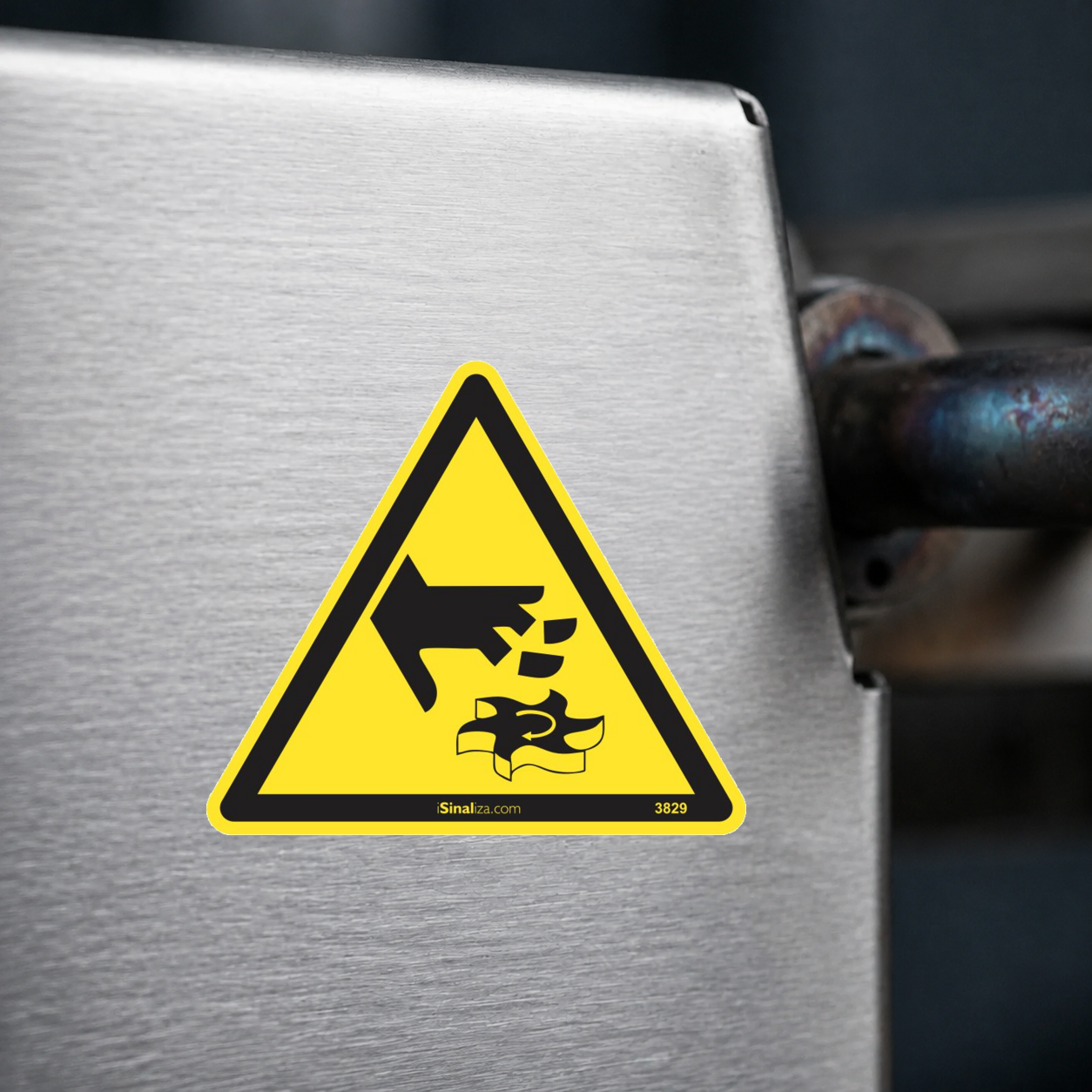 Close-up de etiqueta aplicada em máquina ou equipamento industrial (até 8 × 8 cm) - Etiqueta de Segurança "Risco de Corte por Lâmina Rotativa" - (Embalagem com 10 unidades)