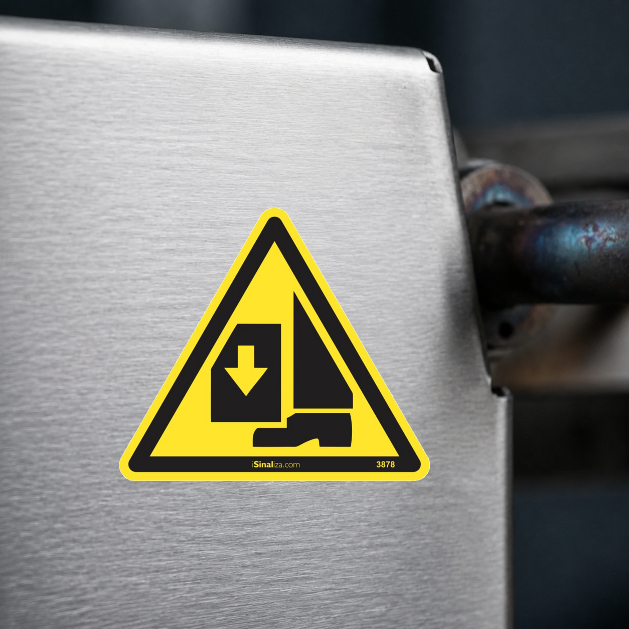 Close-up de etiqueta aplicada em máquina ou equipamento industrial (até 8 × 8 cm) - Etiqueta de Segurança "Risco de Esmagamento dos Pés" - (Embalagem com 10 unidades)
