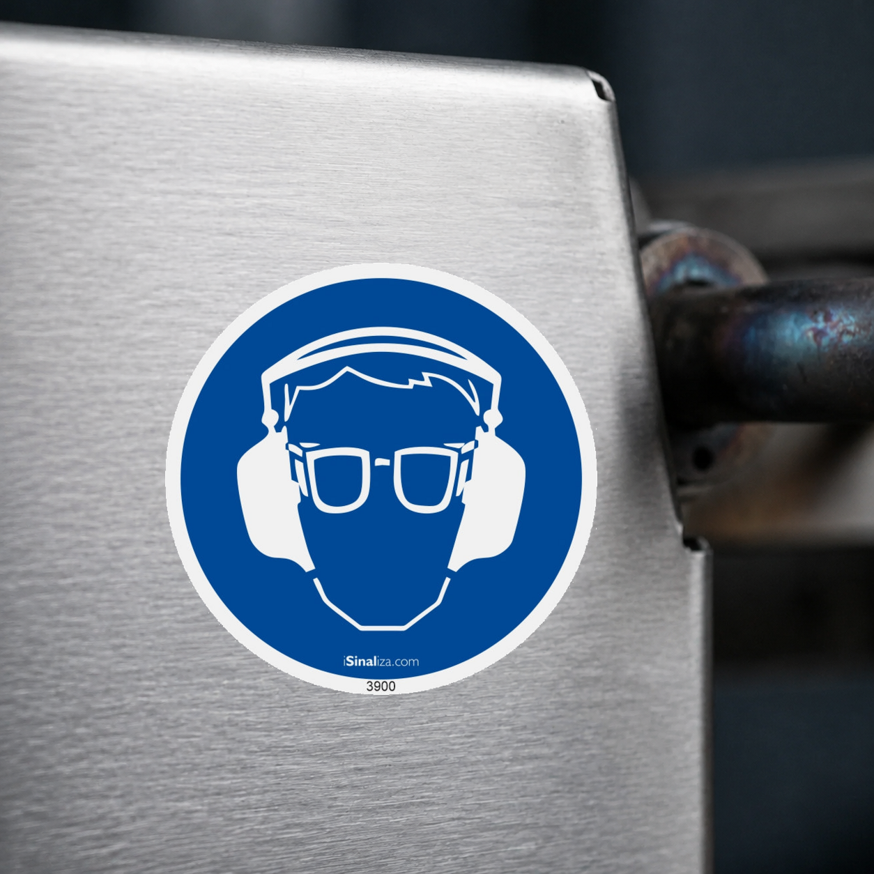 Close-up de etiqueta aplicada em máquina ou equipamento industrial, sem textura e com borda original preservada (até 8 × 8 cm) - Etiqueta de Segurança "Obrigatório Uso de Protetor Auricular e Ocular" - (Embalagem com 10 unidades)