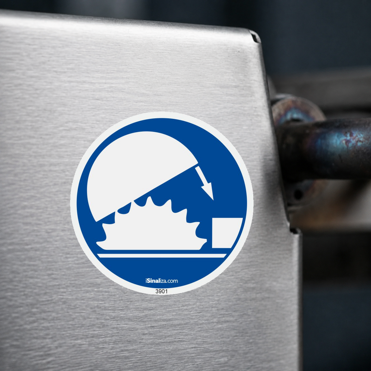 Close-up de etiqueta aplicada em máquina ou equipamento industrial, sem textura e com borda original preservada (até 8 × 8 cm) - Pacote de Etiqueta Obrigatório Uso De Protetor De Serra (10 Und)