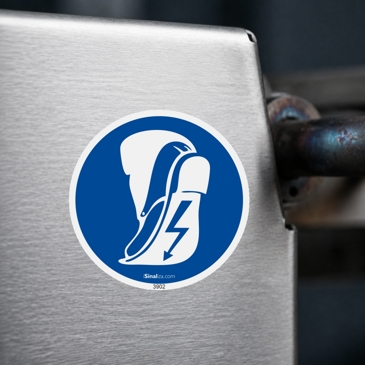 Close-up de etiqueta aplicada em máquina ou equipamento industrial, sem textura e com borda original preservada (até 8 × 8 cm) - Etiqueta de Segurança "Obrigatório Uso de Calçado Antiestático" - (Embalagem com 10 unidades)