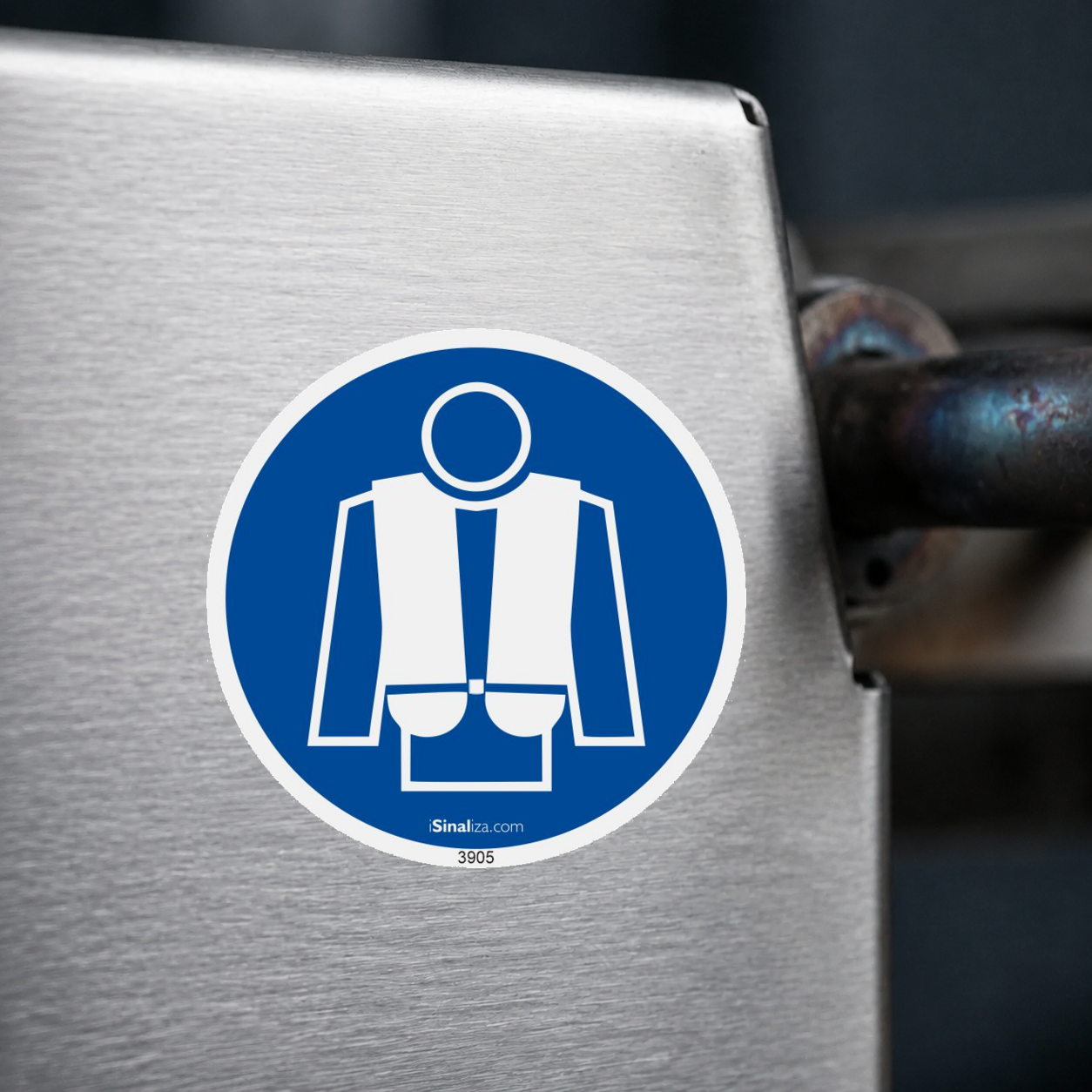 Close-up de etiqueta aplicada em máquina ou equipamento industrial, sem textura e com borda original preservada (até 8 × 8 cm) - Etiqueta de Segurança "Obrigatório Uso de Colete Salva-Vidas" - (Embalagem com 10 unidades)