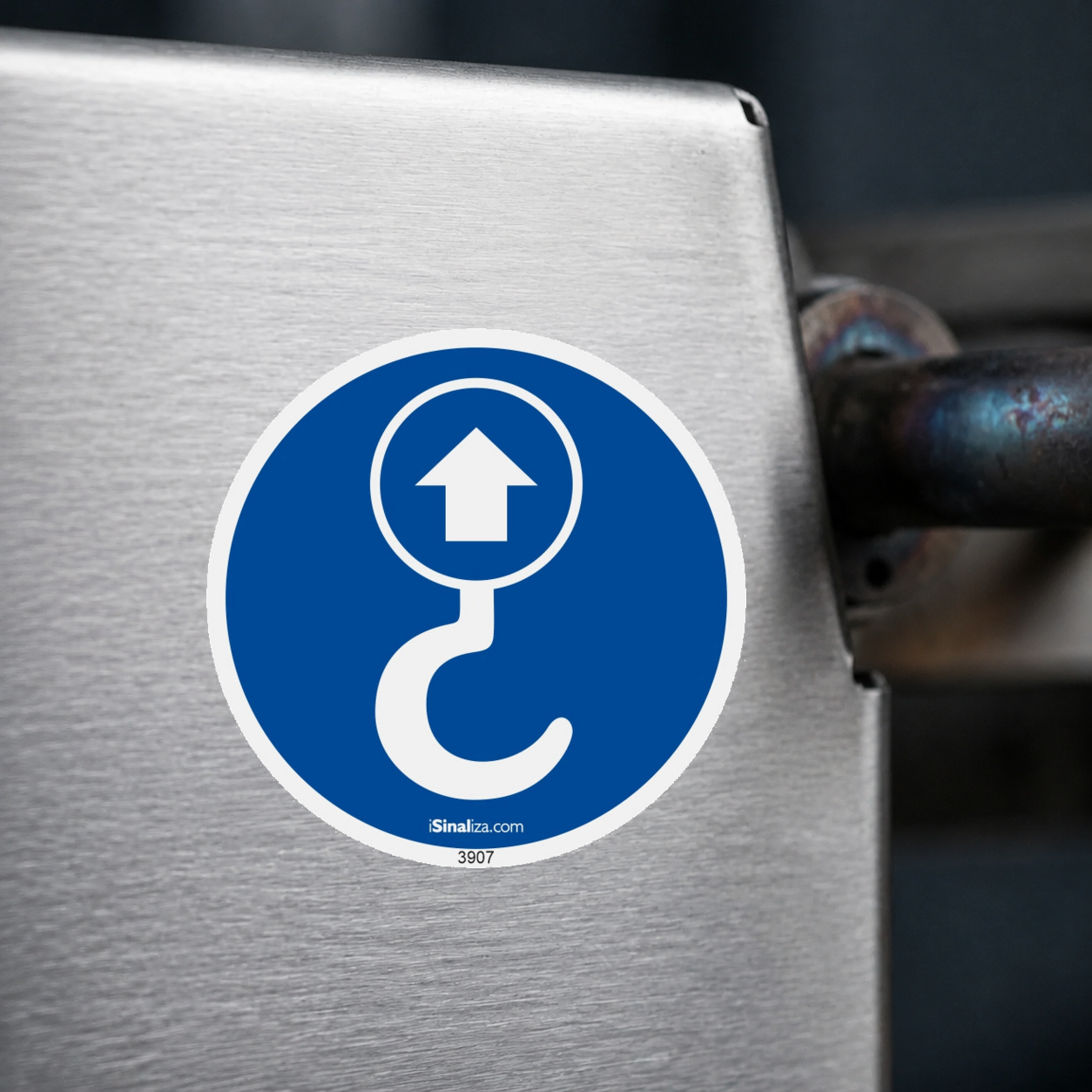 Close-up de etiqueta aplicada em máquina ou equipamento industrial, sem textura e com borda original preservada (até 8 × 8 cm) - Etiqueta de Segurança "Ponto de Elevação" - (Embalagem com 10 unidades)