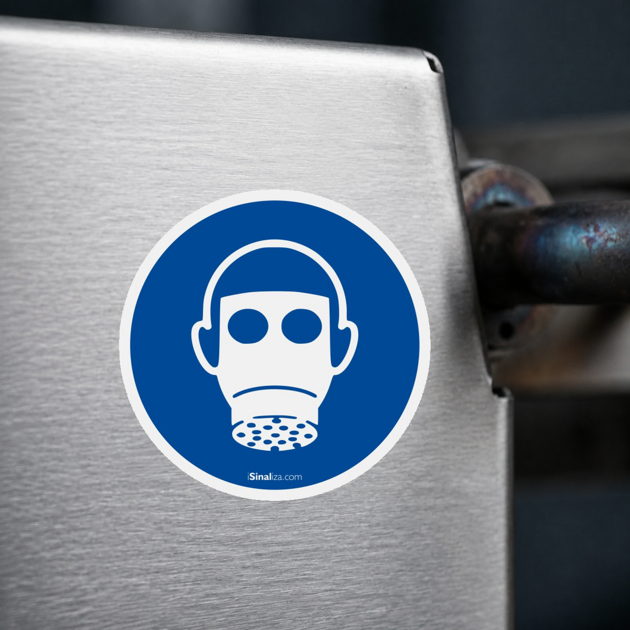 Close-up de etiqueta aplicada em máquina ou equipamento industrial, sem textura e com borda original preservada (até 8 × 8 cm) - Etiqueta de Segurança "Obrigatório Uso de Respirador" - (Embalagem com 10 unidades)