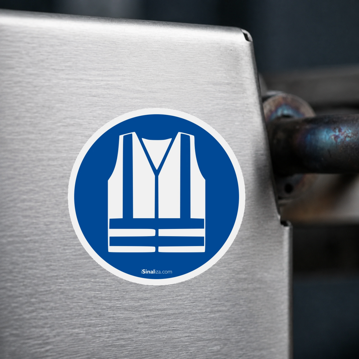 Close-up de etiqueta aplicada em máquina ou equipamento industrial, sem textura e com borda original preservada (até 8 × 8 cm) - Etiqueta de Segurança "Obrigatório Uso de Roupas de Alta Visibilidade" - (Embalagem com 10 unidades)
