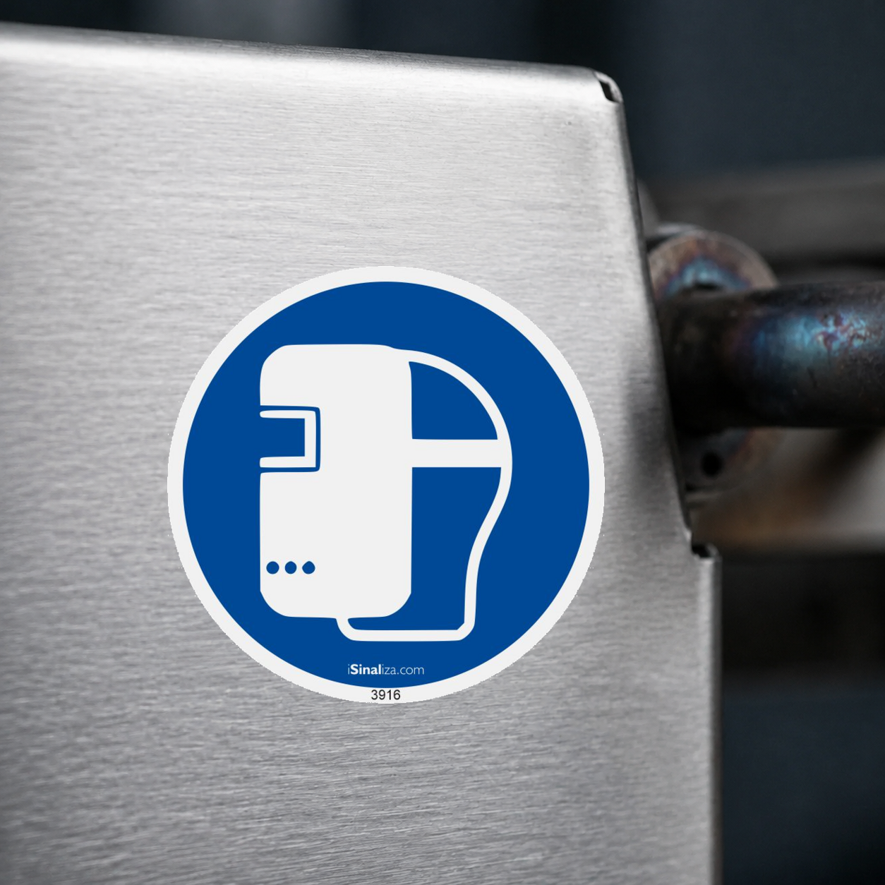 Close-up de etiqueta aplicada em máquina ou equipamento industrial, sem textura e com borda original preservada (até 8 × 8 cm) - Etiqueta de Segurança "Uso Obrigatório de Máscara de Solda" - (Embalagem com 10 unidades)