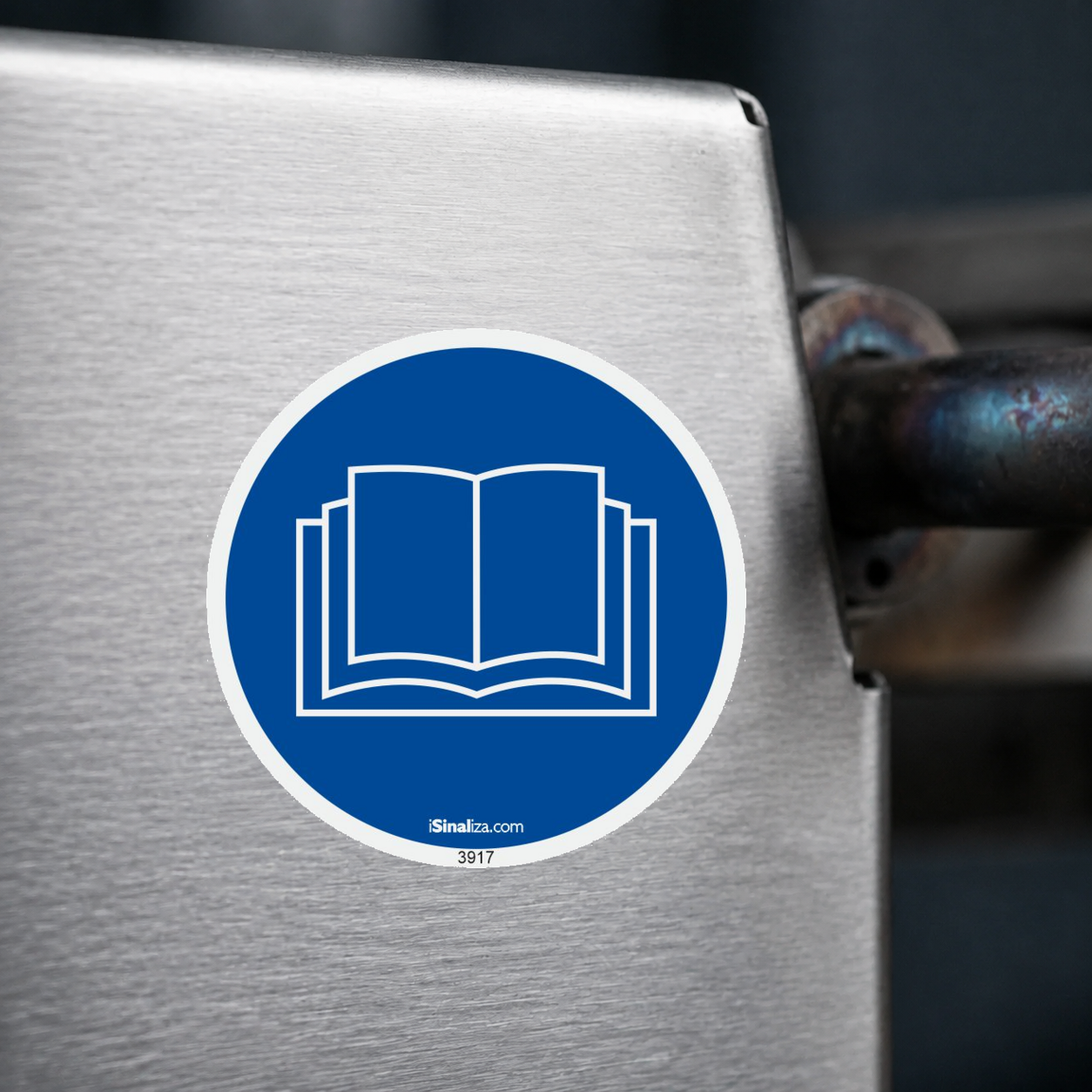 Close-up de etiqueta aplicada em máquina ou equipamento industrial, sem textura e com borda original preservada (até 8 × 8 cm) - Etiqueta de Segurança "Obrigatório a Leitura do Manual do Operador" - (Embalagem com 10 unidades)