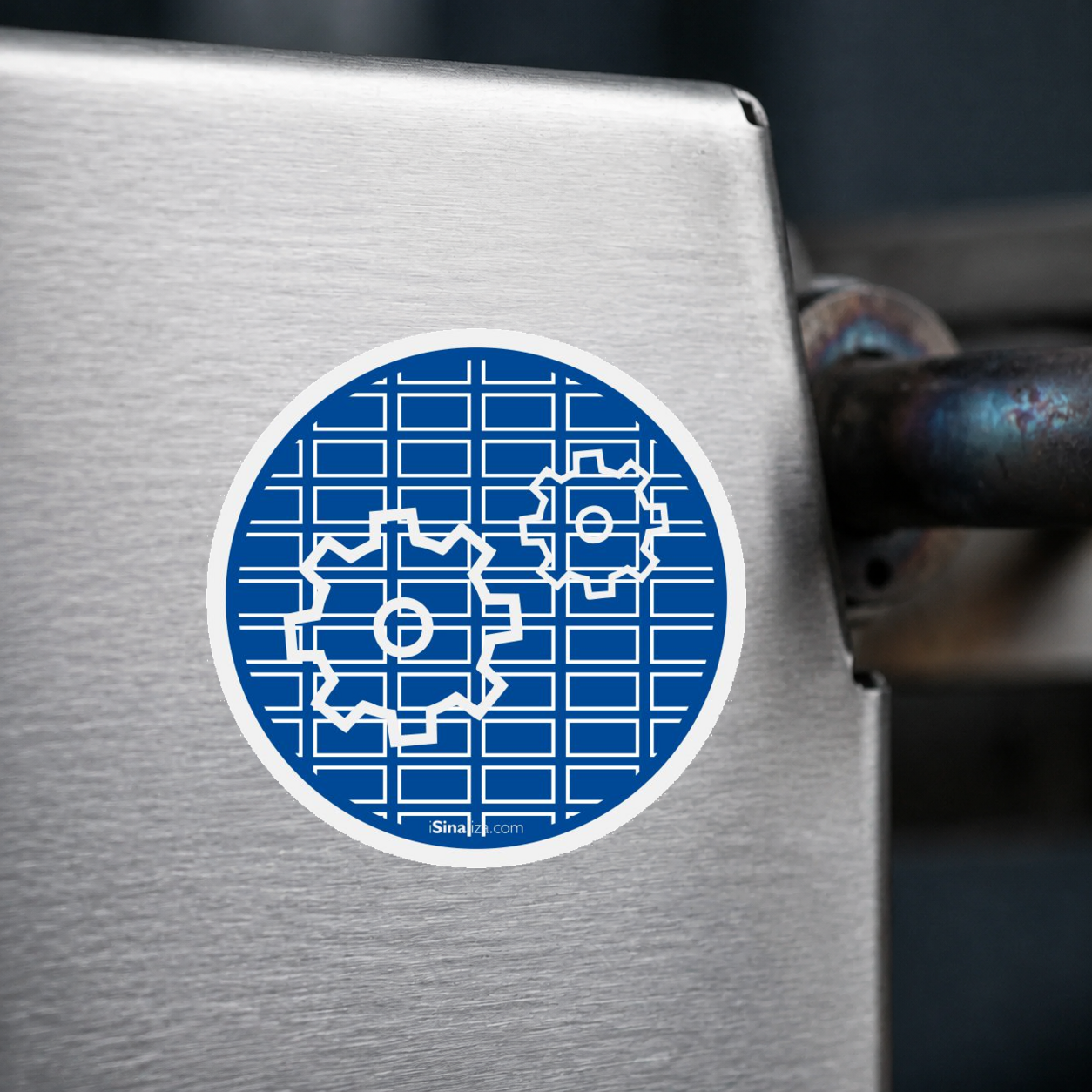 Close-up de etiqueta aplicada em máquina ou equipamento industrial, sem textura e com borda original preservada (até 8 × 8 cm) - Etiqueta de Segurança "Obrigatório o Uso de Grade de Proteção" - (Embalagem com 10 unidades)