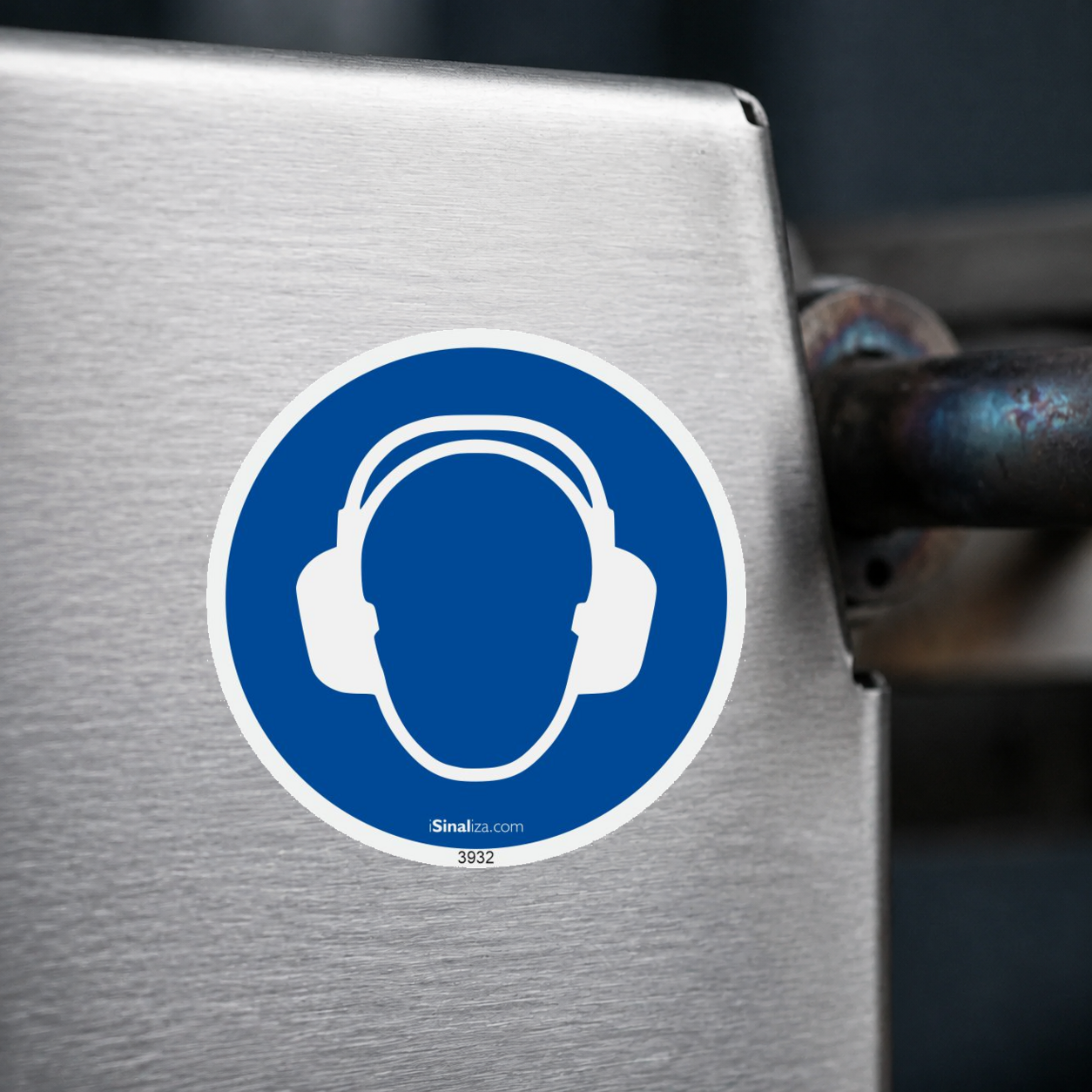 Close-up de etiqueta aplicada em máquina ou equipamento industrial, sem textura e com borda original preservada (até 8 × 8 cm) - Etiqueta de Segurança "Obrigatório Uso de Proteção Auricular" - (Embalagem com 10 unidades)