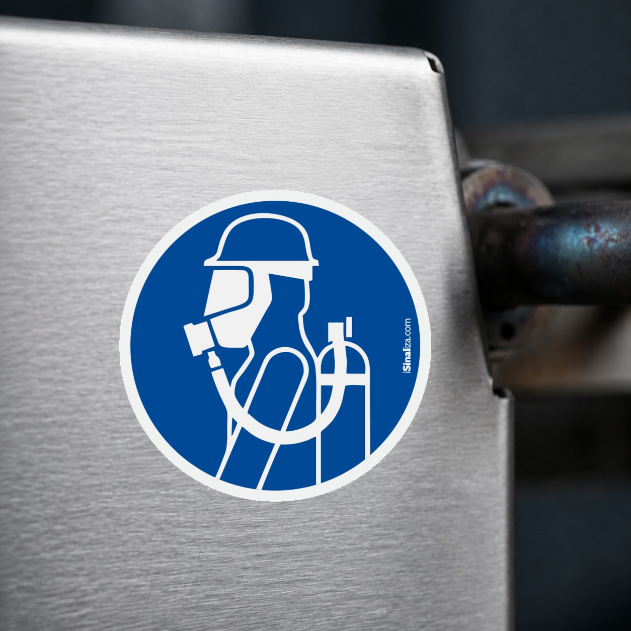 Close-up de etiqueta aplicada em máquina ou equipamento industrial, sem textura e com borda original preservada (até 8 × 8 cm) - Etiqueta de Segurança "Obrigatório Uso de Máscara Facial e Respirador" - (Embalagem com 10 unidades)