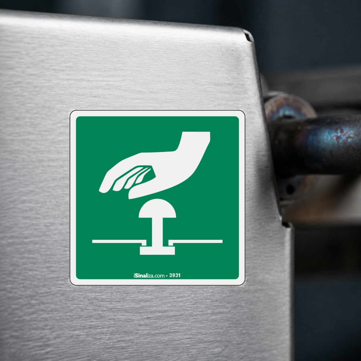 Close-up de etiqueta aplicada em máquina ou equipamento industrial, sem textura e com borda original preservada (até 8 × 8 cm) - Etiqueta de Segurança "Botão Parada de Emergência" - (Embalagem com 10 unidades)