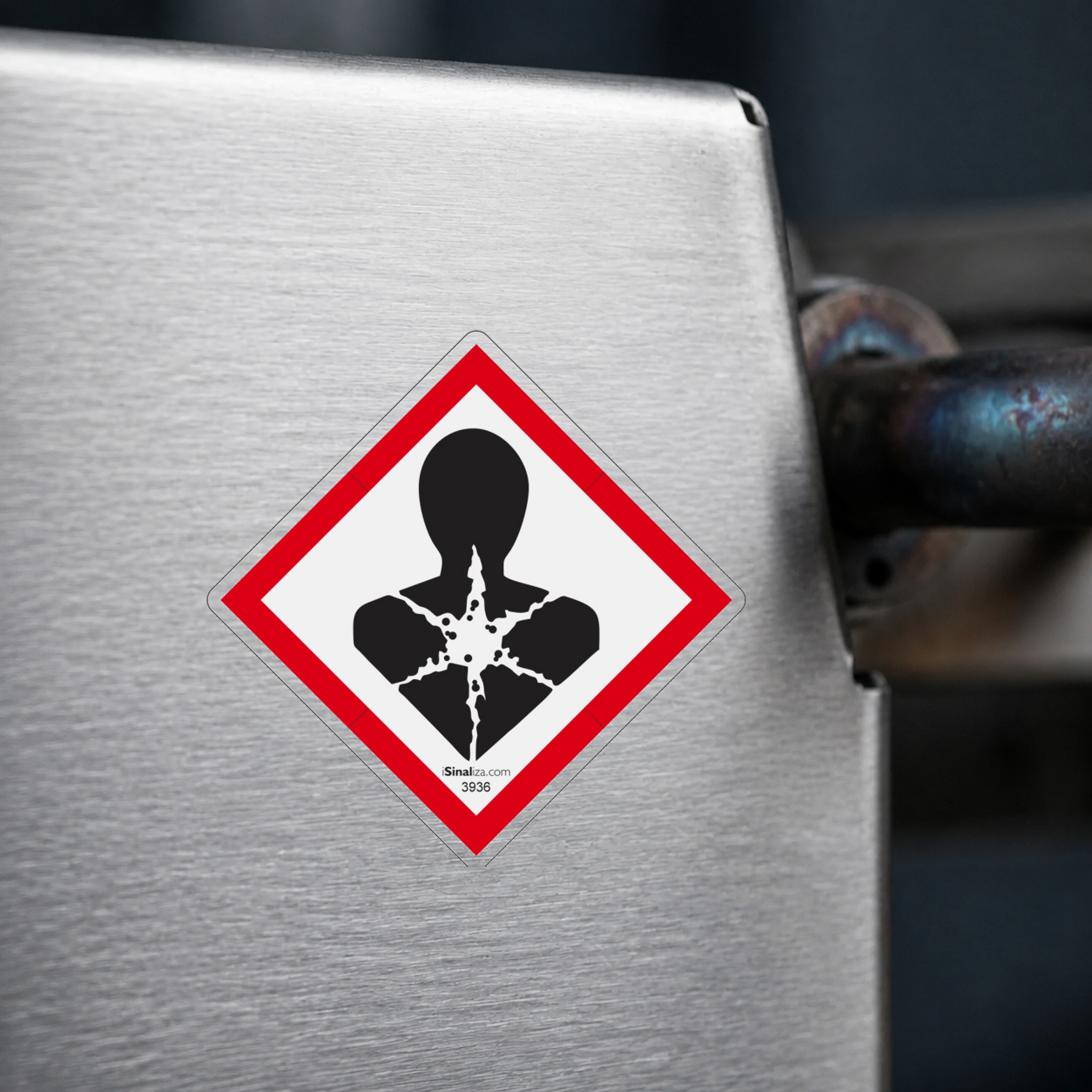 Close-up de etiqueta aplicada em máquina ou equipamento industrial (até 8 × 8 cm) - Etiqueta de Segurança GHS "Perigo à Saúde" - (Embalagem com 10 unidades)