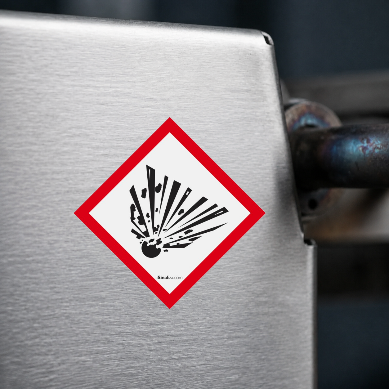 Close-up de etiqueta aplicada em máquina ou equipamento industrial (até 8 × 8 cm) - Etiqueta de Segurança GHS "Explosivo" - (Embalagem com 10 unidades)