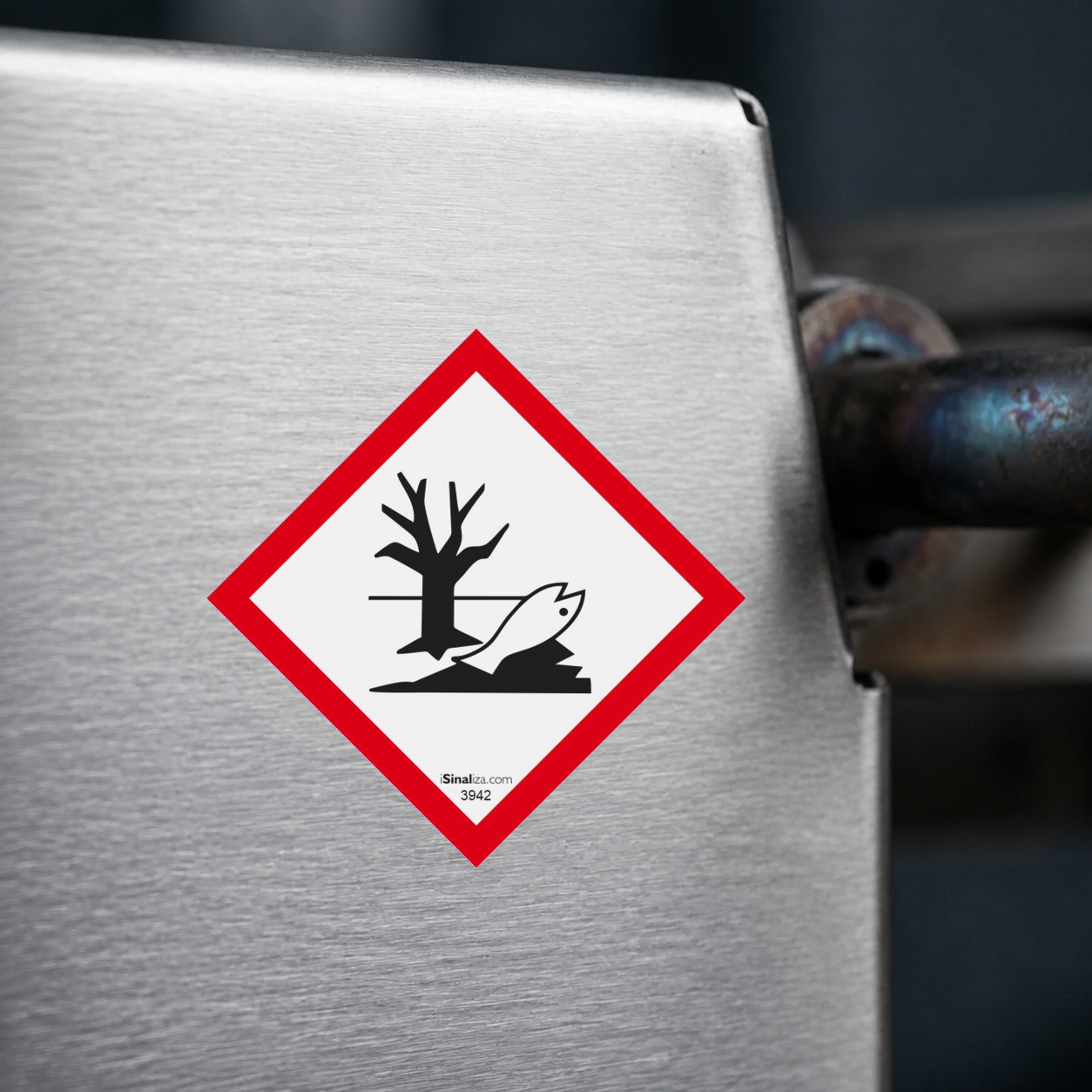 Close-up de etiqueta aplicada em máquina ou equipamento industrial (até 8 × 8 cm) - Etiqueta de Segurança GHS "Perigoso ao Meio Ambiente" - (Embalagem com 10 unidades)