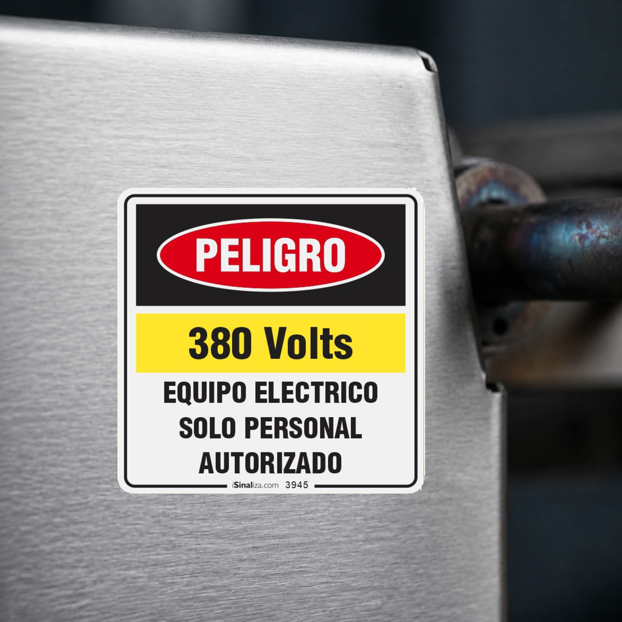 Close-up de etiqueta de voltagem aplicada em máquina ou equipamento industrial, sem textura, com borda branca e cantos arredondados preservados (até 8 × 8 cm) - Etiqueta de Segurança "Peligro 220V - Solo Personal Autorizado" - (Embalagem co