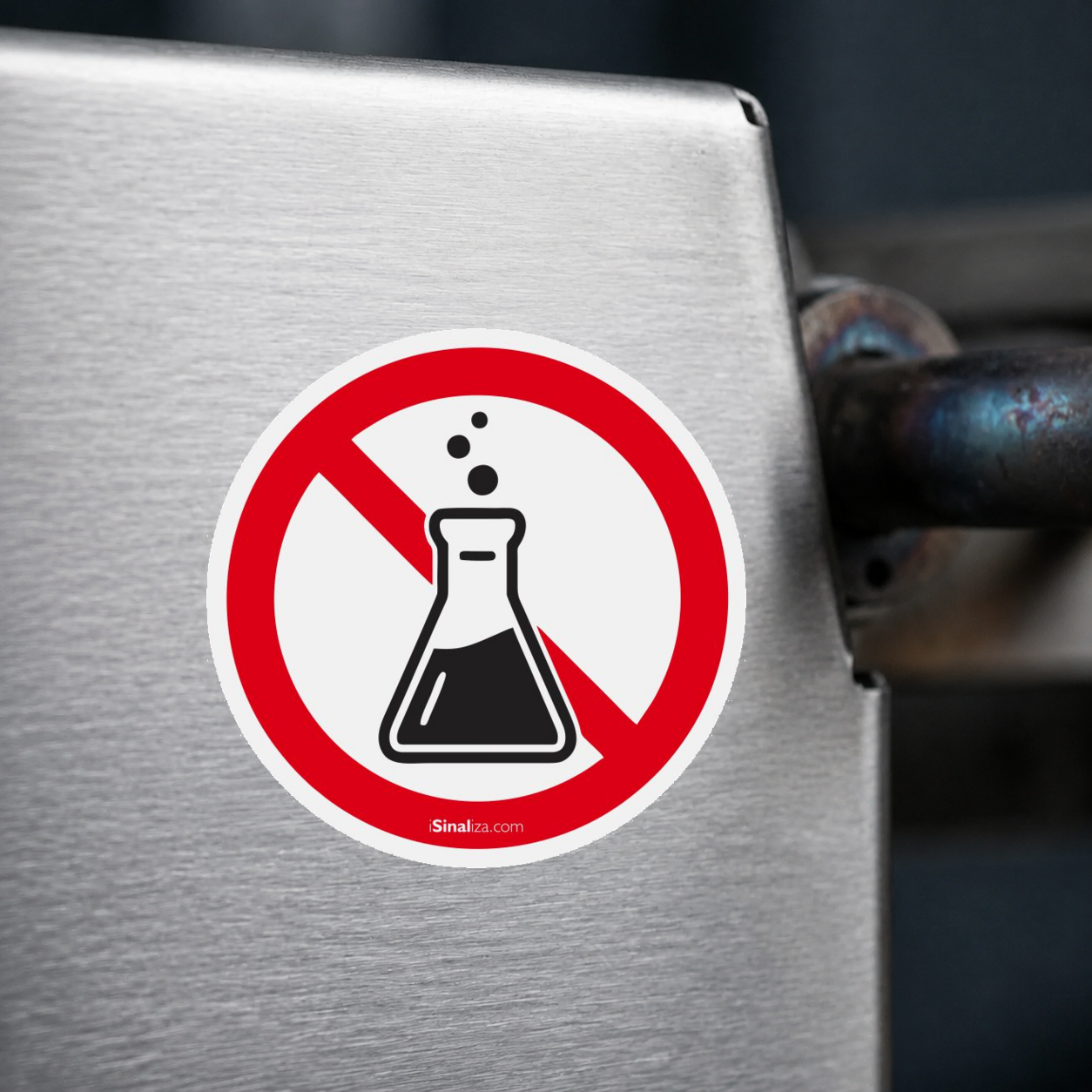 Close-up de etiqueta aplicada em máquina ou equipamento industrial, sem textura e com borda original preservada (até 8 × 8 cm) - Etiqueta de Segurança "Proibido Uso de Produtos Químicos" - (Embalagem com 10 unidades)