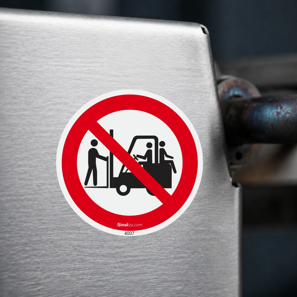 Close-up de etiqueta aplicada em máquina ou equipamento industrial, sem textura e com borda original preservada (até 8 × 8 cm) - Etiqueta de Segurança "Proibido Transportar Pessoas" - (Embalagem com 10 unidades)