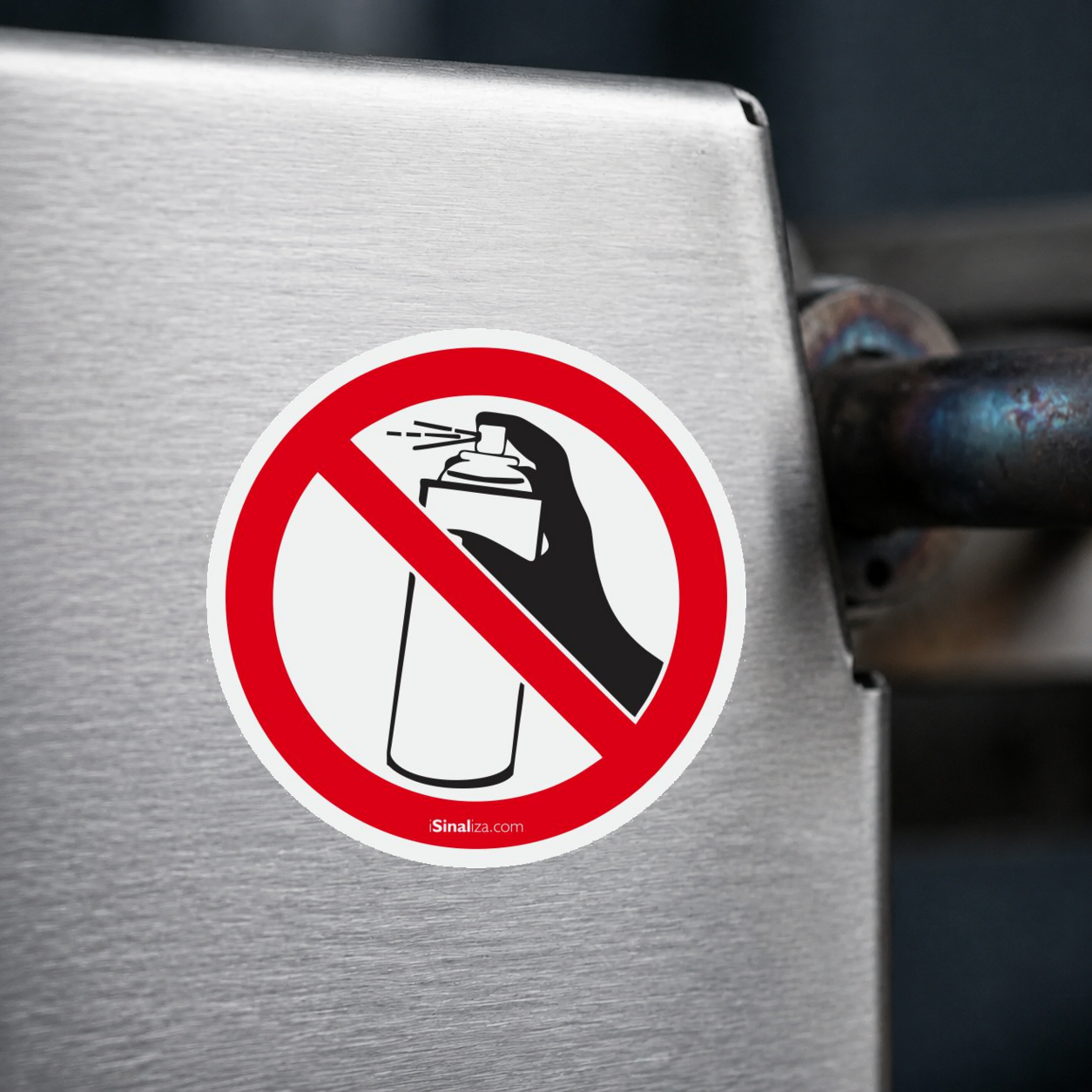Close-up de etiqueta aplicada em máquina ou equipamento industrial, sem textura e com borda original preservada (até 8 × 8 cm) - Etiqueta de Segurança "Proibido Usar o Spray" - (Embalagem com 10 unidades)