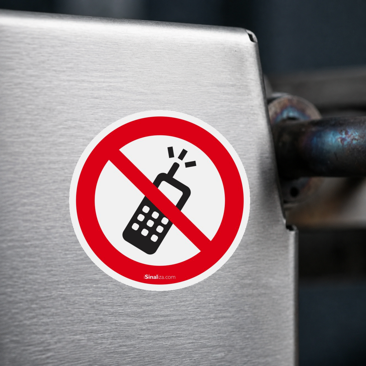 Close-up de etiqueta aplicada em máquina ou equipamento industrial, sem textura e com borda original preservada (até 8 × 8 cm) - Etiqueta de Segurança "Proibido Uso de Celular" - (Embalagem com 10 unidades)