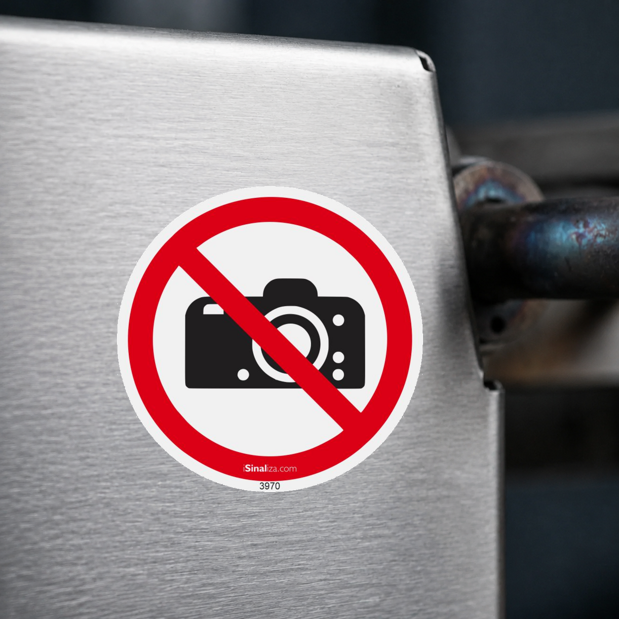 Close-up de etiqueta aplicada em máquina ou equipamento industrial, sem textura e com borda original preservada (até 8 × 8 cm) - Etiqueta de Segurança "Proibido Fotografar" - (Embalagem com 10 unidades)