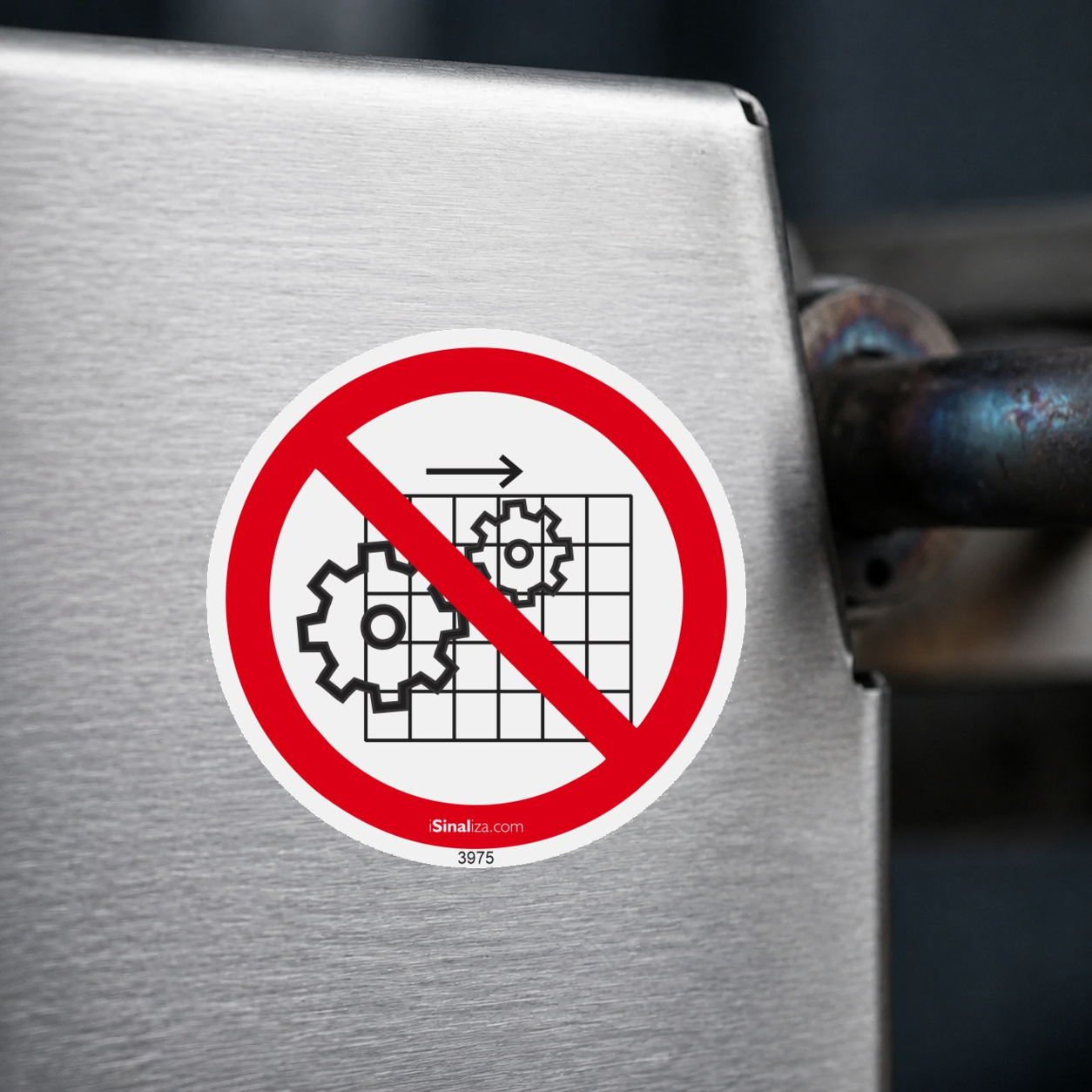 Close-up de etiqueta aplicada em máquina ou equipamento industrial, sem textura e com borda original preservada (até 8 × 8 cm) - Etiqueta de Segurança "Não Operar sem a Grade de Proteção" - (Embalagem com 10 unidades)