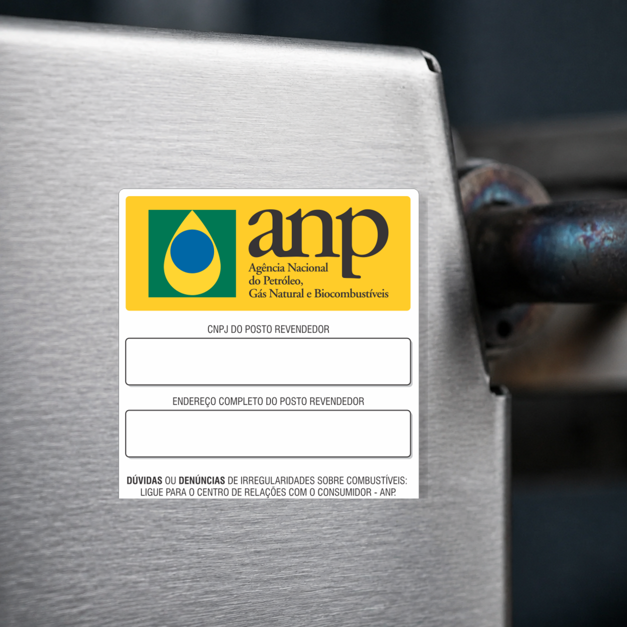 Close-up de etiqueta aplicada em máquina ou equipamento industrial (até 8 × 8 cm) - Adesivo ANP CNPJ e Endereço – Personalizado 15x20 (Adesivo Industrial)