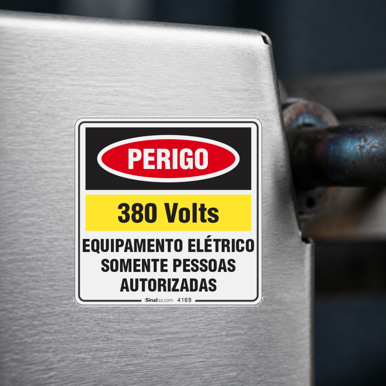 Close-up de etiqueta de voltagem aplicada em máquina ou equipamento industrial, sem textura, com borda branca e cantos arredondados preservados (até 8 × 8 cm) - Etiqueta de Segurança "Perigo: 380V - Somente Pessoas Autorizadas" - (Embalagem