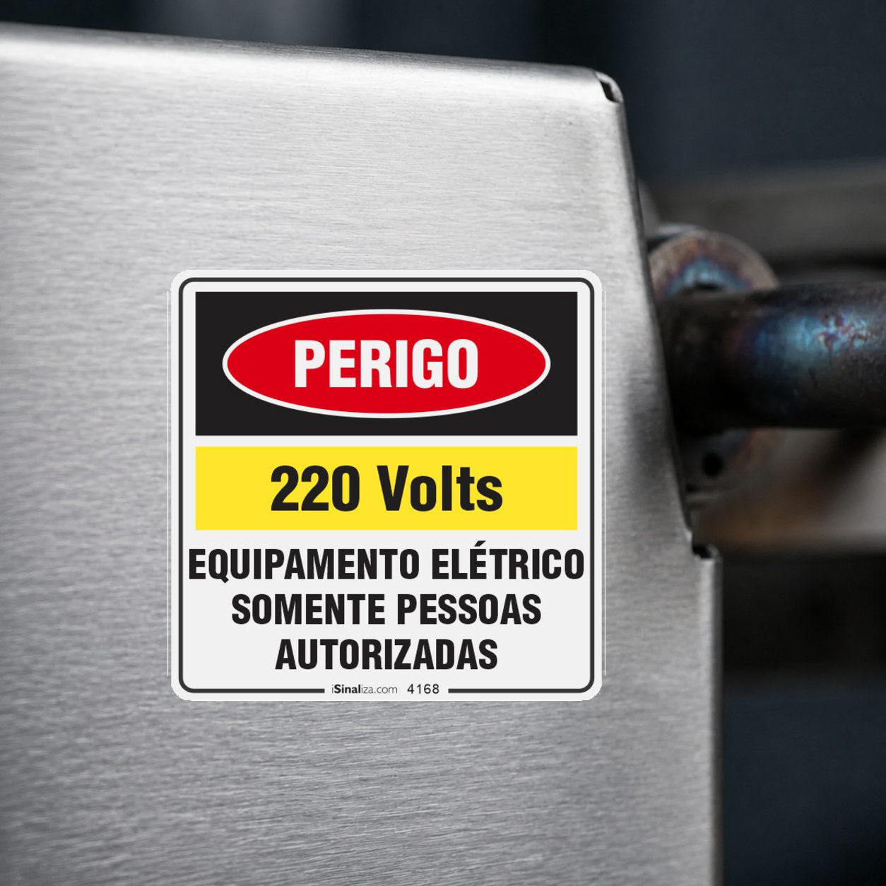 Close-up de etiqueta de voltagem aplicada em máquina ou equipamento industrial, sem textura, com borda branca e cantos arredondados preservados (até 8 × 8 cm) - Etiqueta de Segurança "Perigo: 220V - Somente Pessoas Autorizadas" - (Embalagem