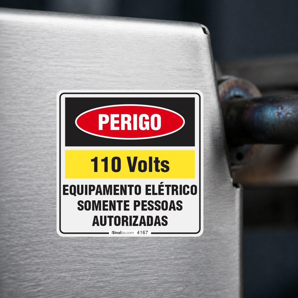 Close-up de etiqueta de voltagem aplicada em máquina ou equipamento industrial, sem textura, com borda branca e cantos arredondados preservados (até 8 × 8 cm) - Etiqueta de Segurança "Perigo: 110V - Somente Pessoas Autorizadas" - (Embalagem