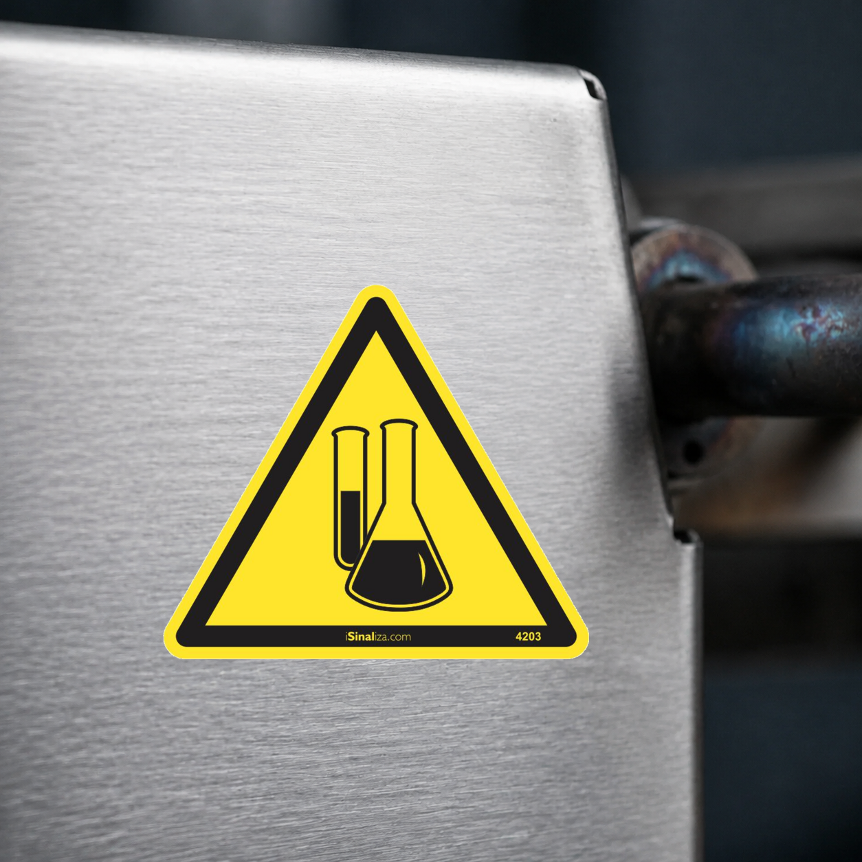 Close-up de etiqueta aplicada em máquina ou equipamento industrial (até 8 × 8 cm) - Etiqueta de Segurança "Perigo Químico" - (Embalagem com 10 unidades)